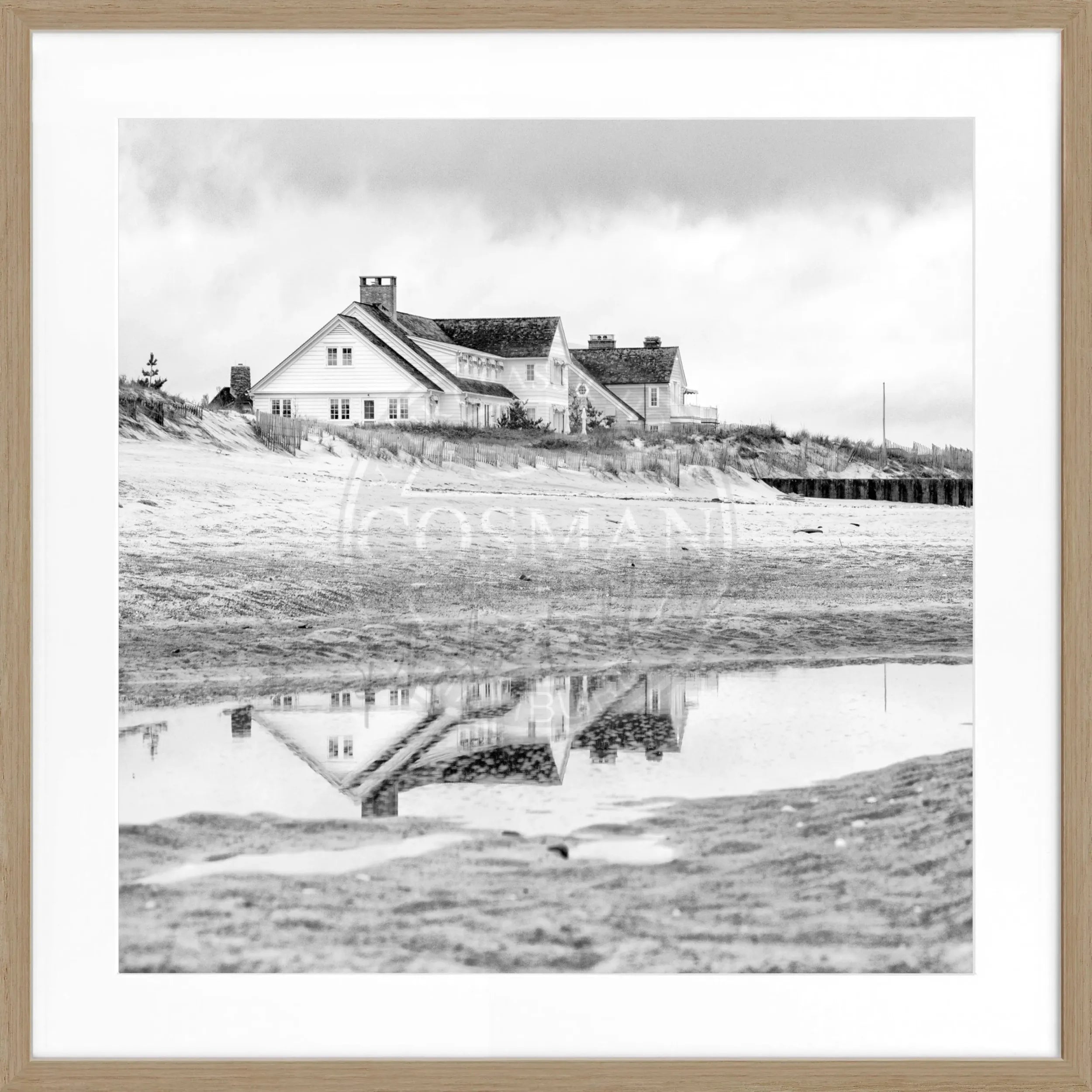 Schwarz-weiß Poster mit Rahmen von Cosman-Photocollection, Hamptons Long Island ’Beach House’, quadratisches 55x55cm Wandbild