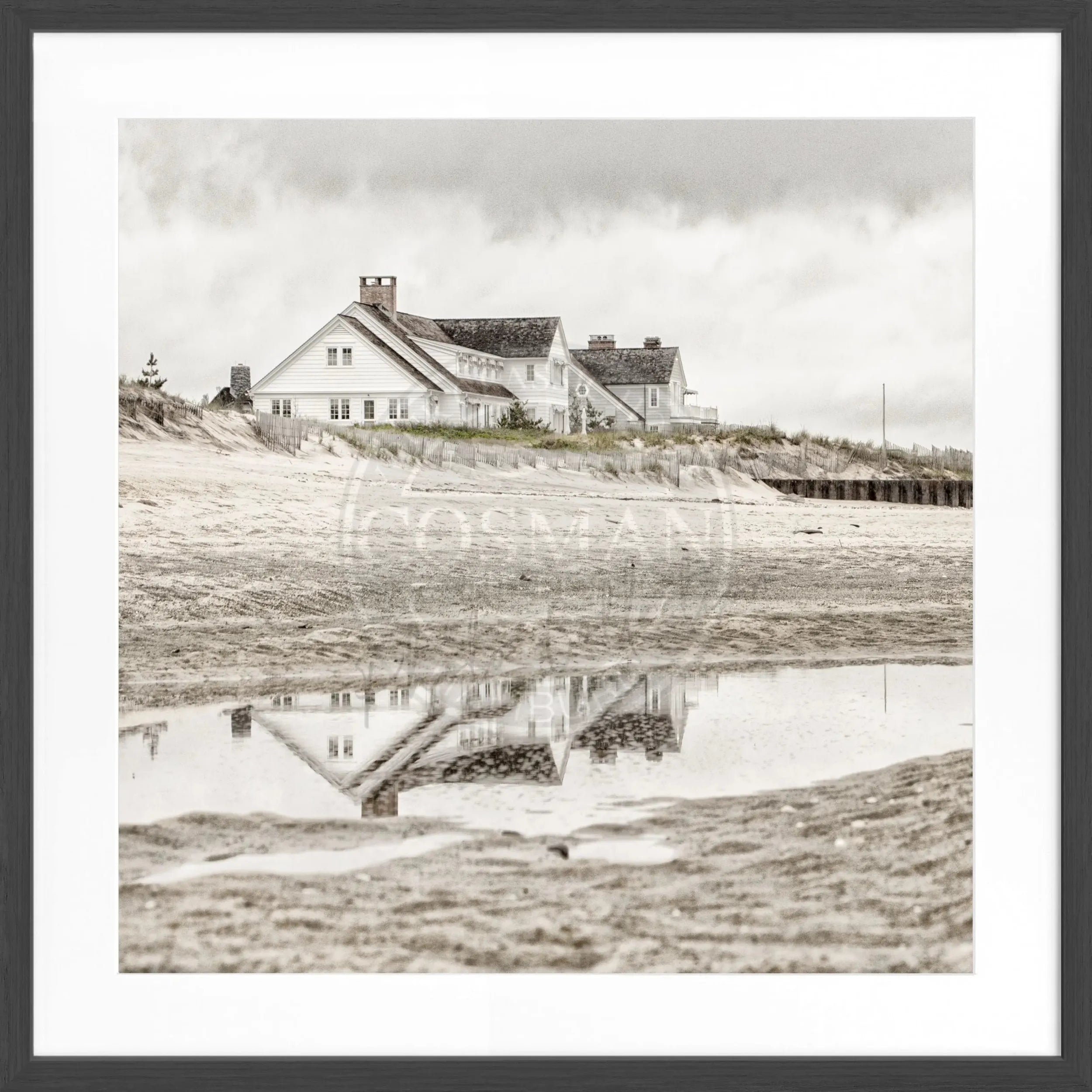 Schwarz-weiß Poster mit Rahmen, Hamptons Long Island ‚Beach House‘, von Cosman-Photocollection, quadratisch, 55x55cm