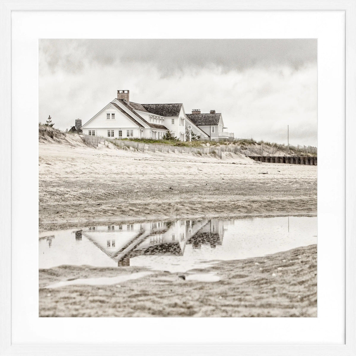 Schwarz-weiß Poster mit Rahmen, Hamptons Long Island ’Beach House’, 55x55cm, von Cosman-Photocollection, quadratisches Design
