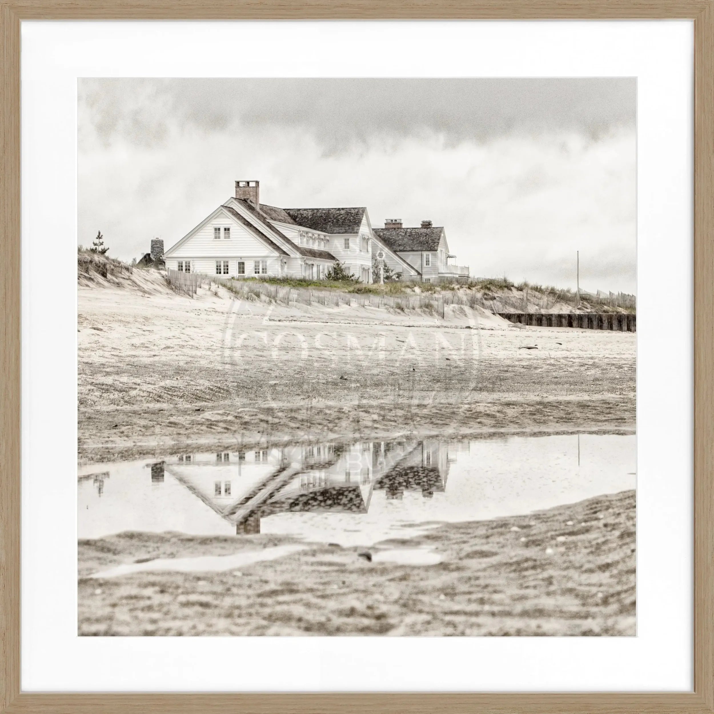 Schwarz-weiß Poster mit Rahmen von Cosman-Photocollection, Hamptons Long Island Beach House Motiv, quadratisch 55x55cm