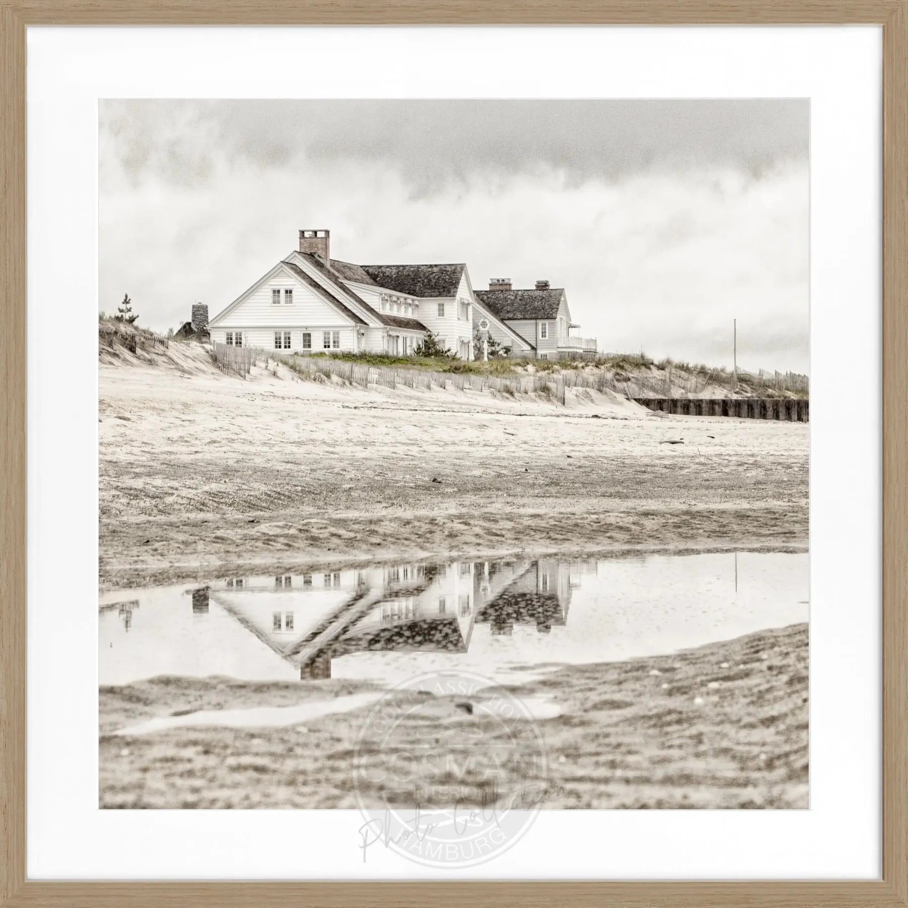 Schwarz-weiß Poster mit Rahmen von Cosman-Photocollection, Hamptons Long Island Beach House Motiv, quadratisch 55x55cm