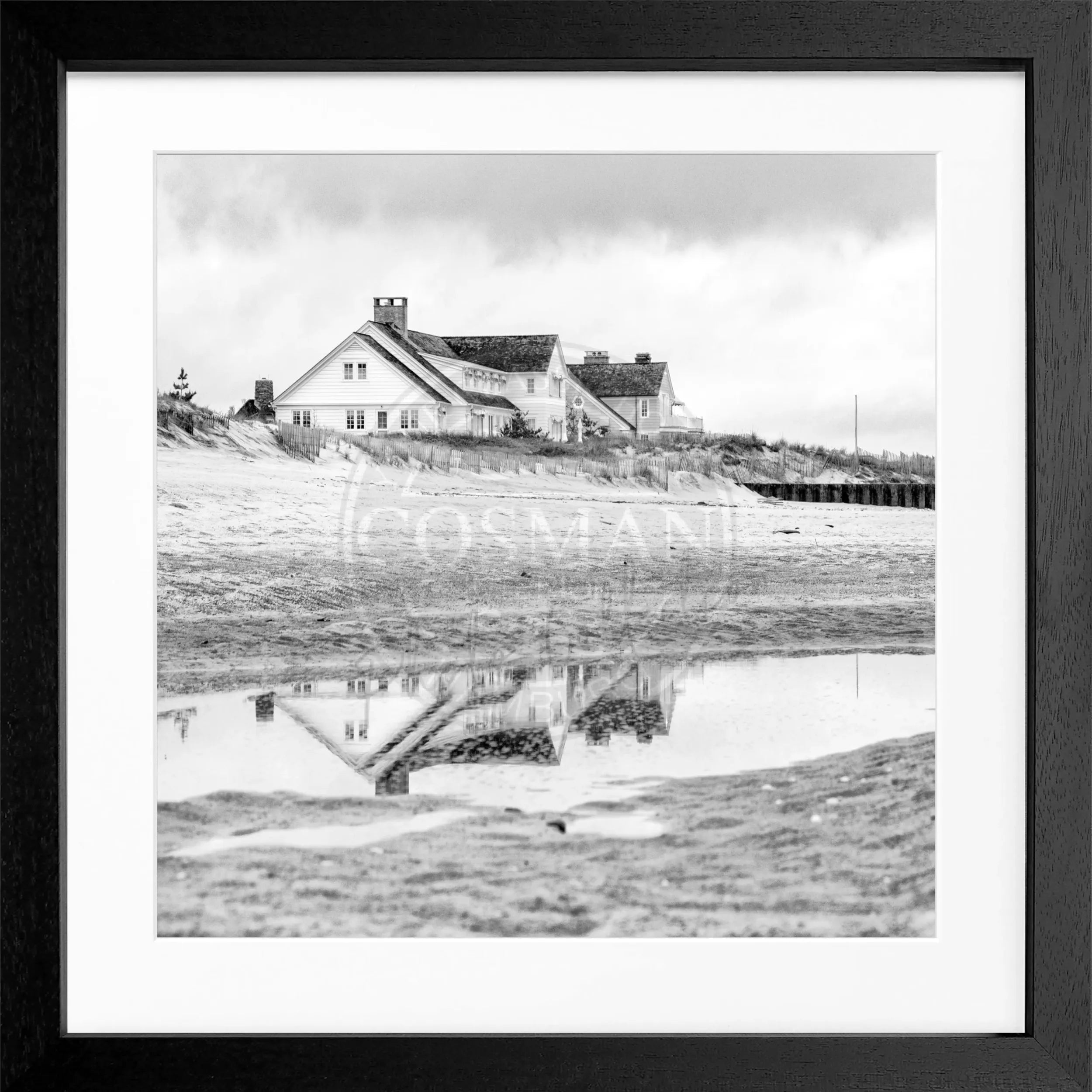 Schwarz-weiß Poster mit Rahmen, Hamptons Long Island ’Beach House’, von Cosman-Photocollection, quadratisch 55x55 cm.