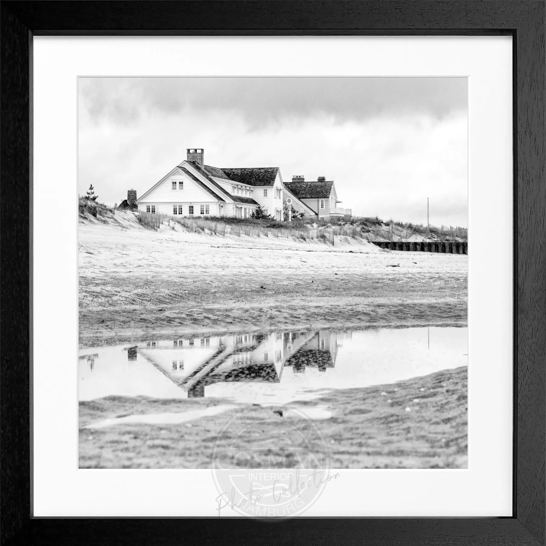 Schwarz-weiß Poster mit Rahmen, Hamptons Long Island ’Beach House’, von Cosman-Photocollection, quadratisch 55x55 cm.