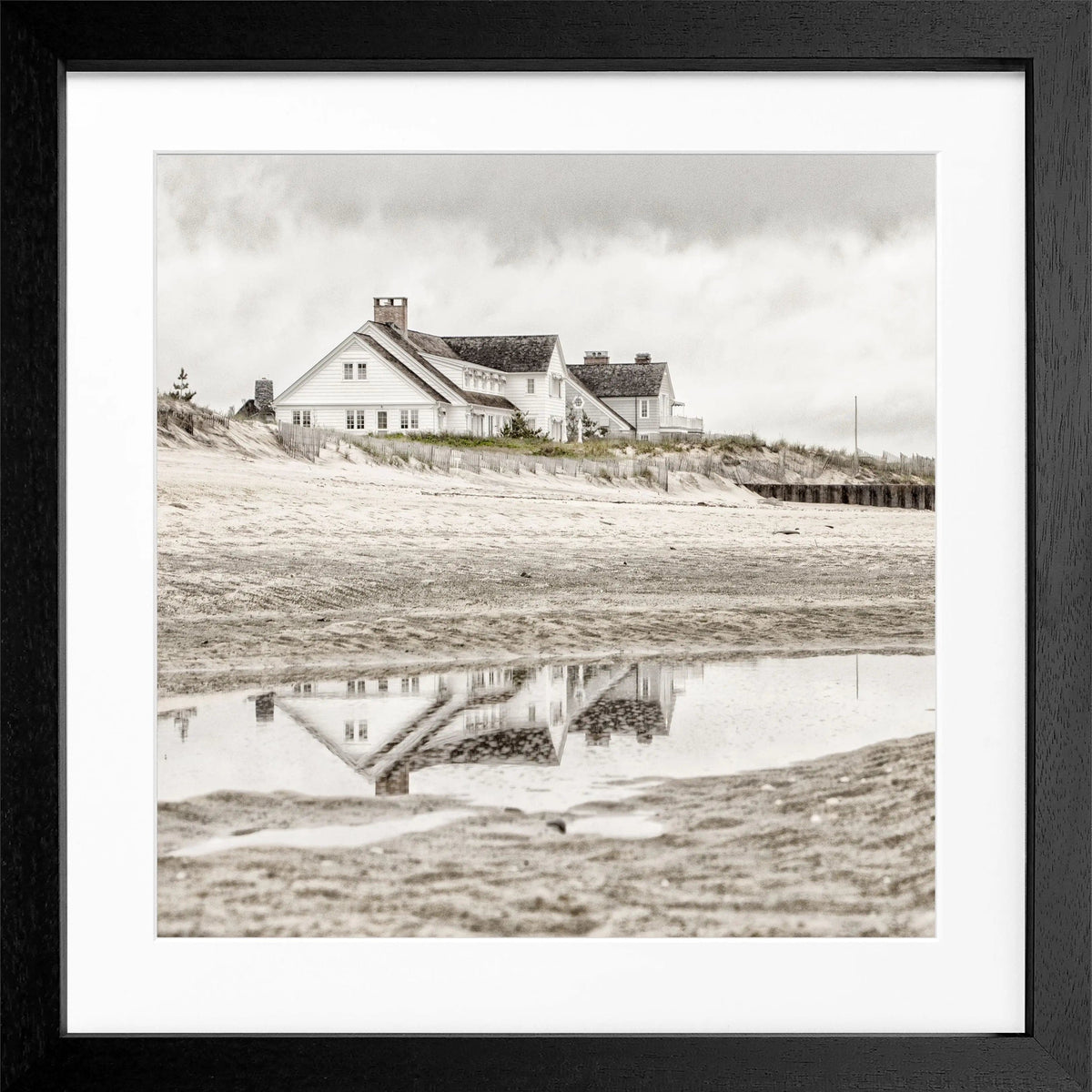 Schwarz-weiß Poster mit Rahmen, Hamptons Long Island ’Beach House’ von Cosman-Photocollection, quadratisch, 55x55cm