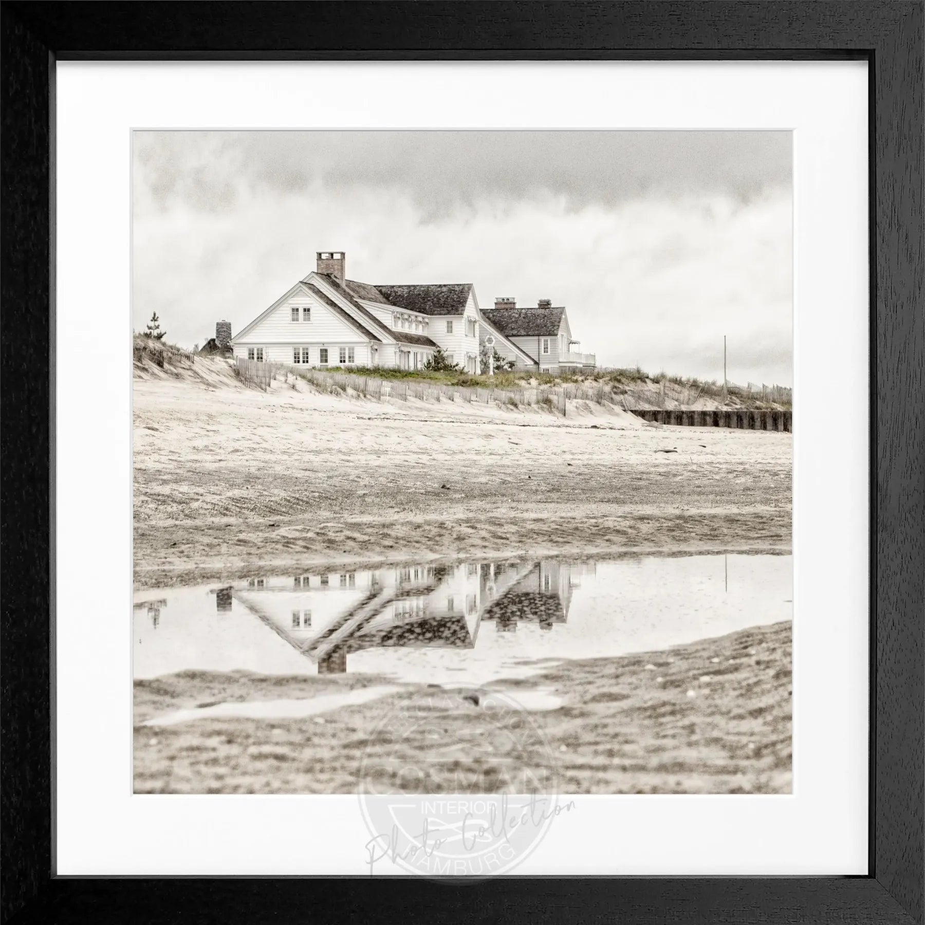 Schwarz-weiß Poster mit Rahmen, Hamptons Long Island ’Beach House’ von Cosman-Photocollection, quadratisch, 55x55cm