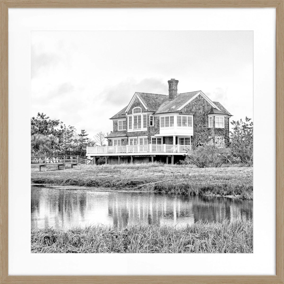 Schwarz-weiß Poster mit Rahmen, Hamptons Long Island ‚Beach House‘, quadratisch 55x55 cm, von Cosman-Photocollection.