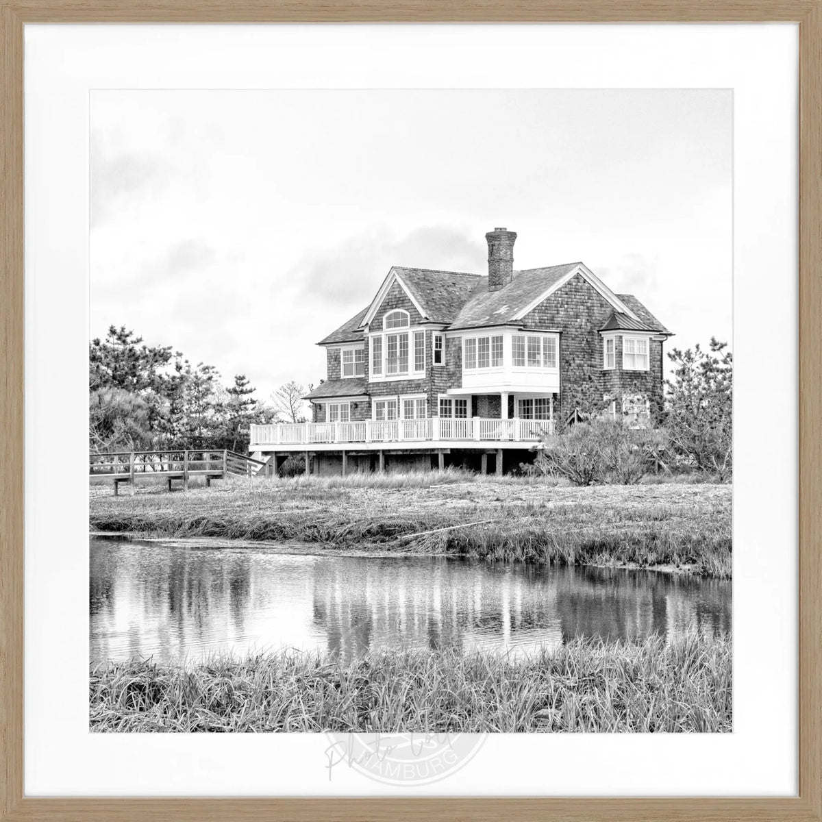 Schwarz-weiß Poster mit Rahmen, Hamptons Long Island ‚Beach House‘, quadratisch 55x55 cm, von Cosman-Photocollection.