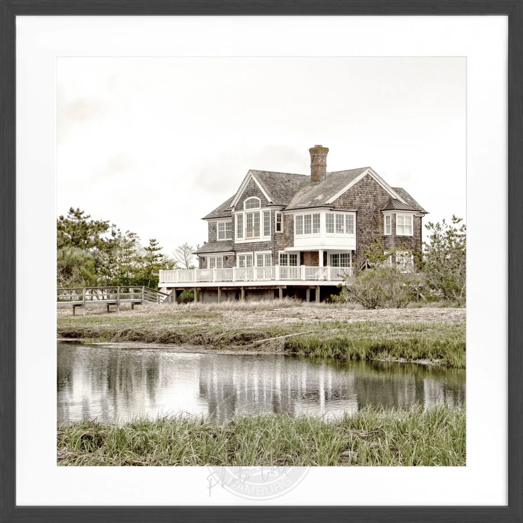 Schwarz-weiß Poster mit Rahmen von Cosman-Photocollection, Hamptons Long Island ’Beach House’ im quadratischen Format 55x55cm.