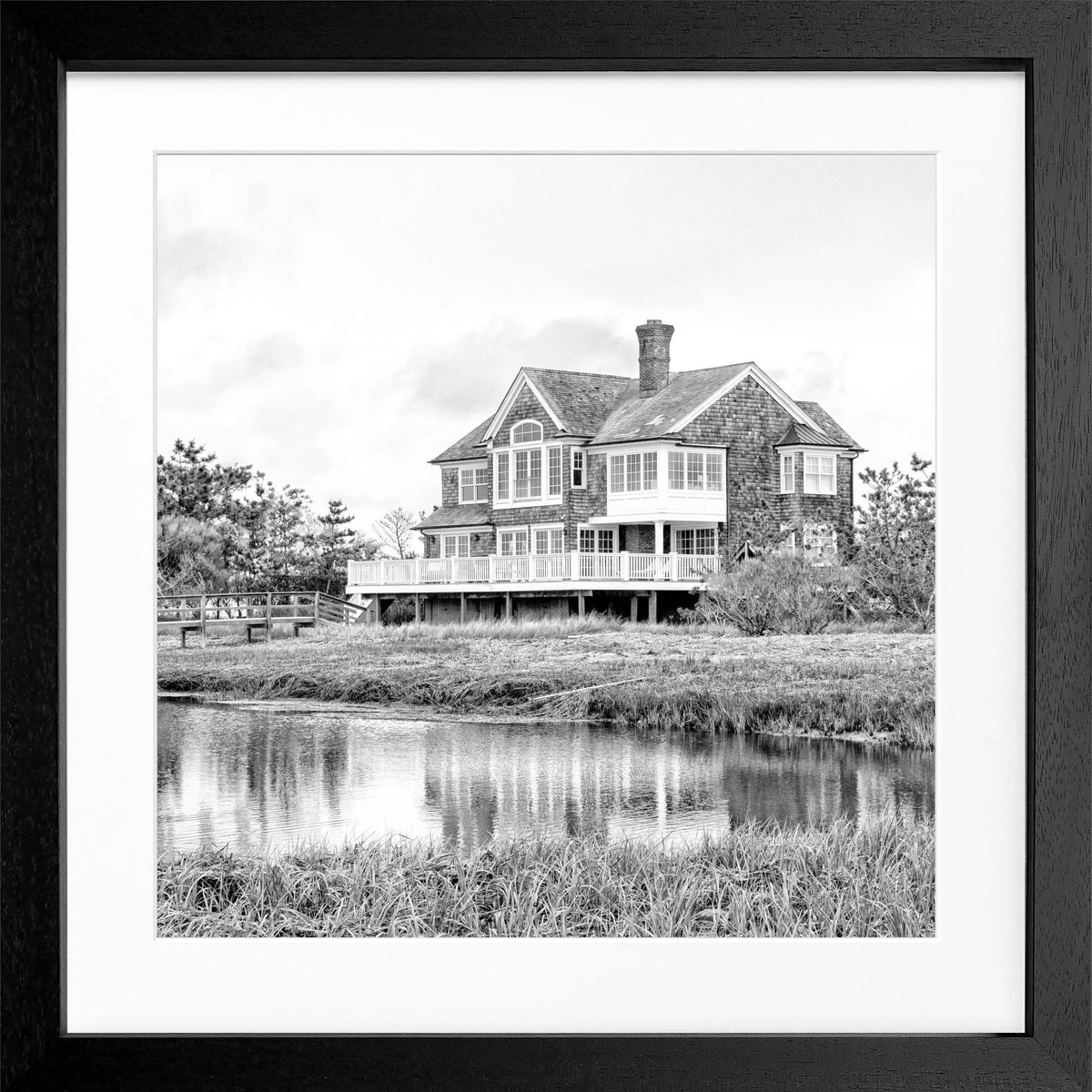 Schwarz-weiß Poster mit Rahmen, “Beach House” Hamptons Long Island, von Cosman-Photocollection, quadratisch 55x55cm.