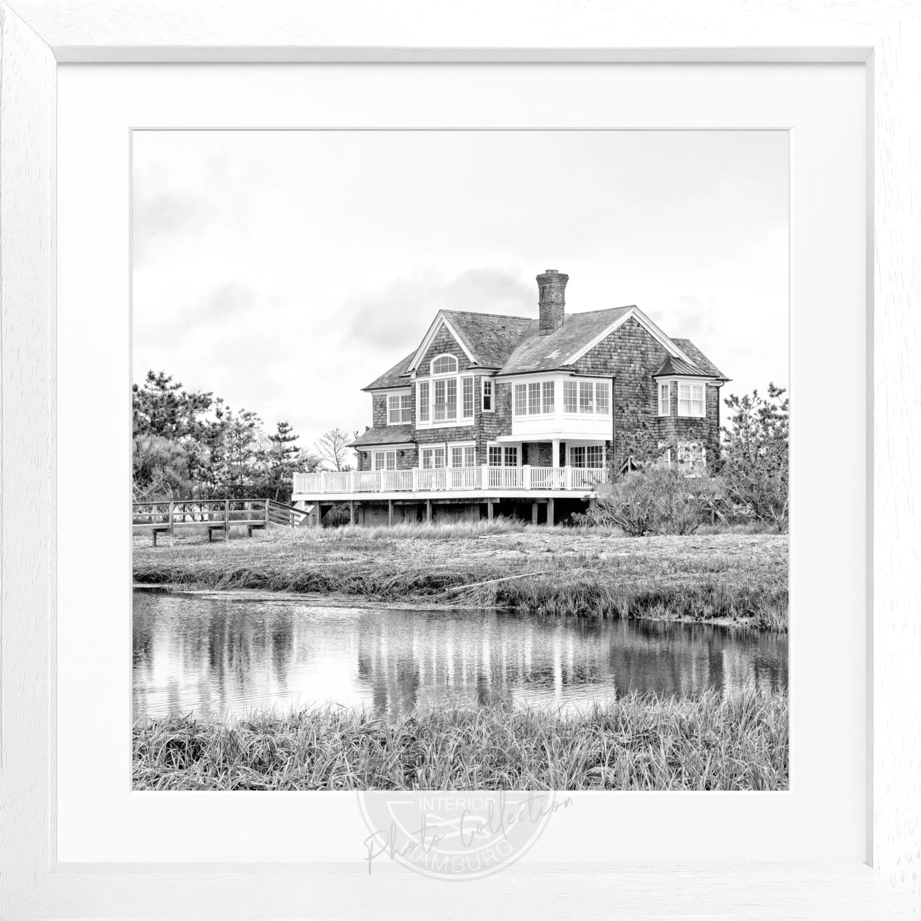 Schwarz-weiß Poster mit Rahmen, Hamptons Long Island Beach House Motiv, 55x55cm, von Cosman-Photocollection.