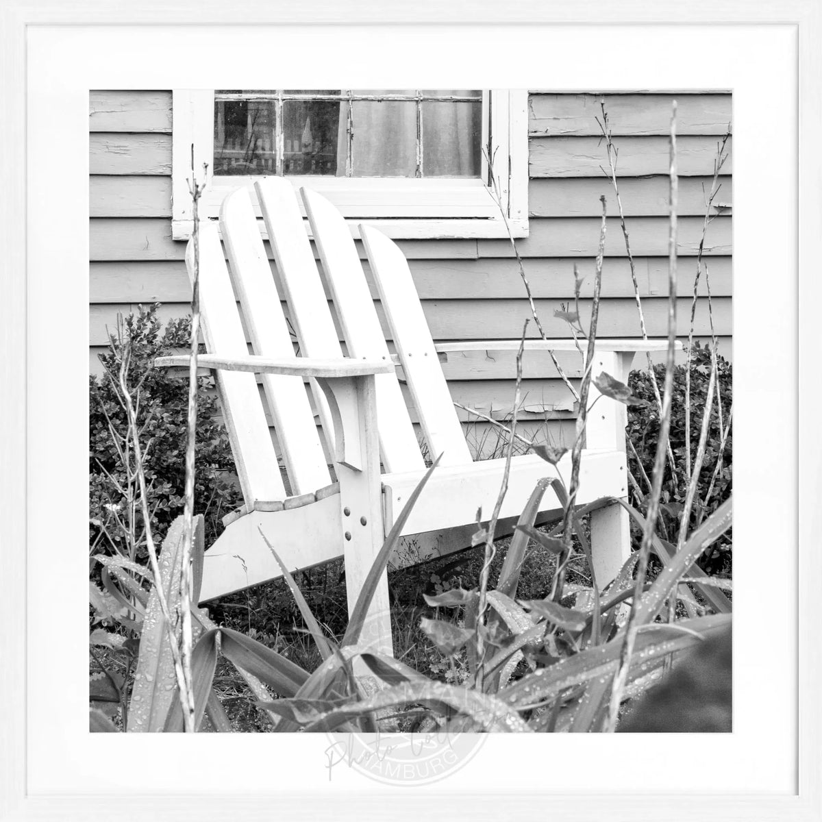 Schwarz-weiß Poster mit Rahmen, Hamptons Long Island ’Deckchair’ von Cosman-Photocollection, quadratisch 55x55cm