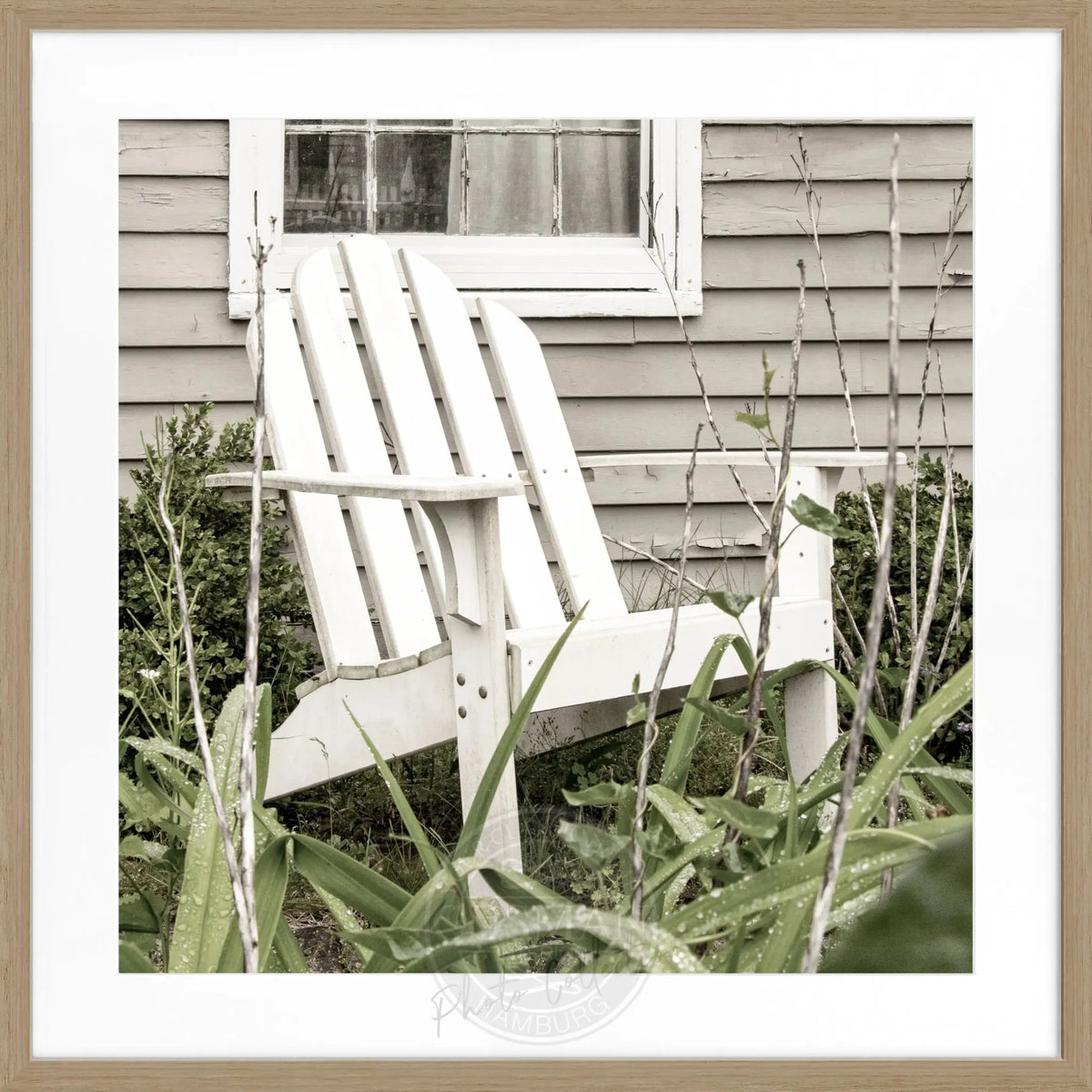 Schwarz-weiß Poster mit Rahmen von Cosman-Photocollection, Hamptons Long Island Deckchair Motiv, quadratisch 55x55cm