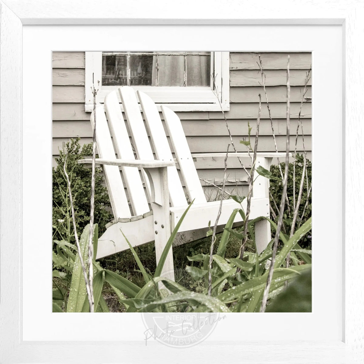 Schwarz-weiß Poster mit Rahmen, Hamptons Long Island Deckchair Motiv, von Cosman-Photocollection, quadratisch 55x55 cm.