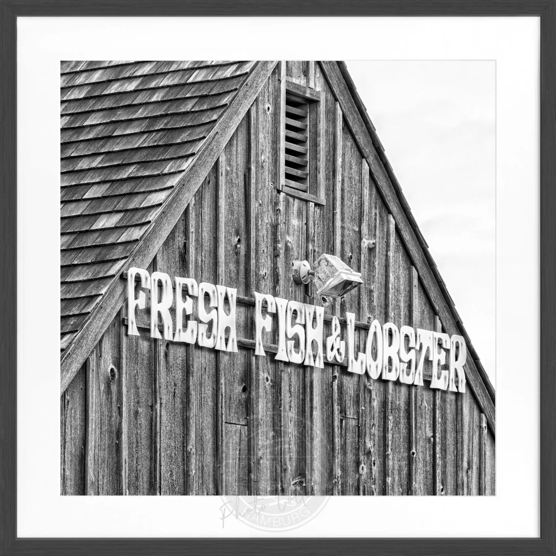 Schwarz-weiß Poster mit Rahmen, Hamptons Long Island 'Fresh Fish' von Cosman-Photocollection, quadratisch, 55x55 cm