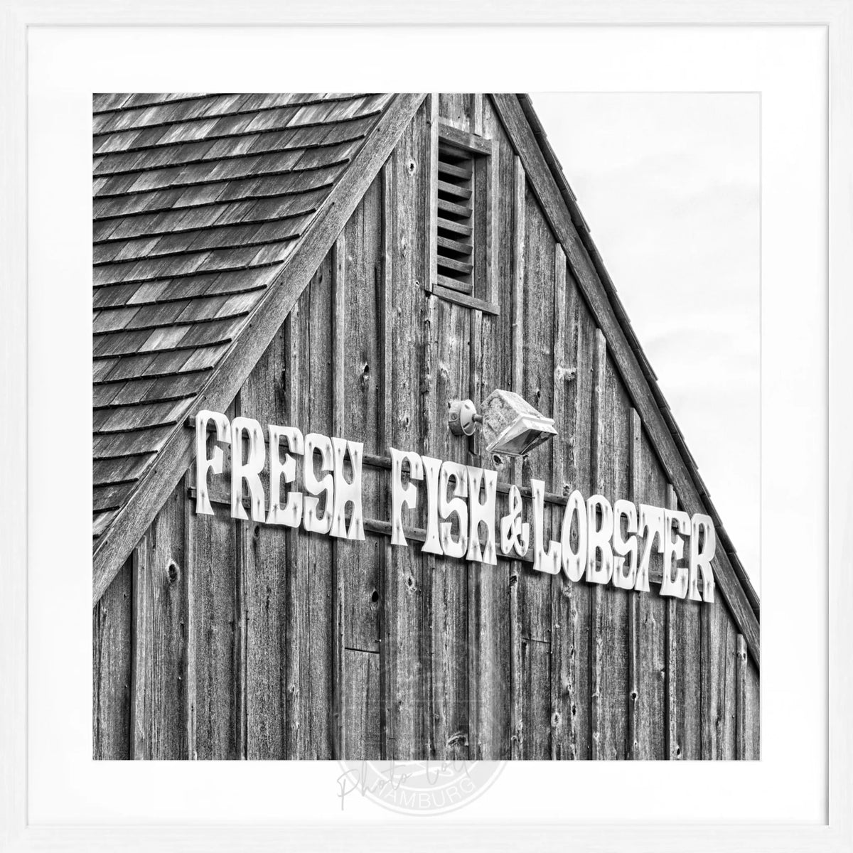Schwarz-weiß Poster mit Rahmen, Hamptons Long Island ‘Fresh Fish’ von Cosman-Photocollection, quadratisch 55x55cm.