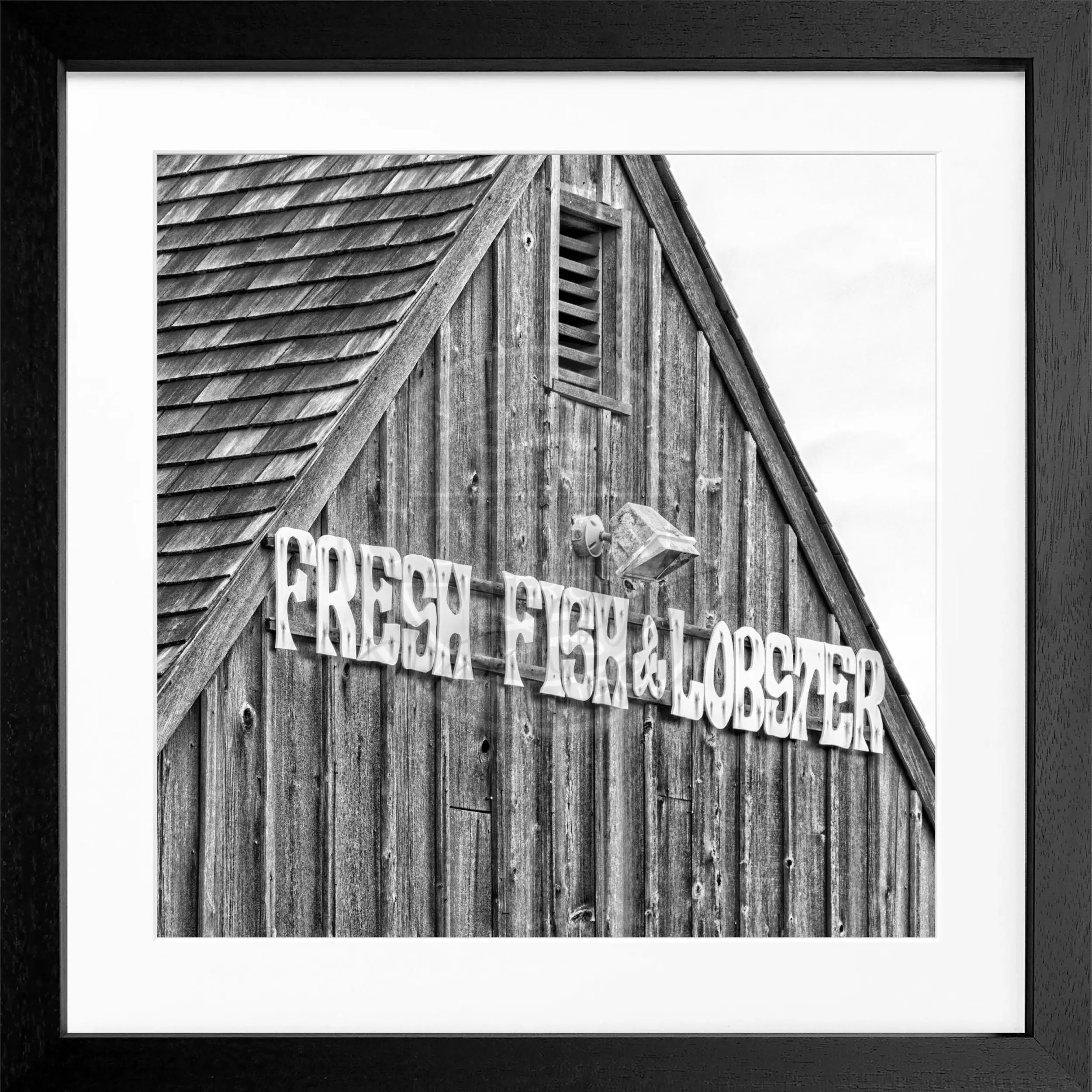 Schwarz-weiß Poster mit Rahmen, Hamptons Long Island ’Fresh Fish’ von Cosman-Photocollection, quadratische 55x55cm Wanddekoration