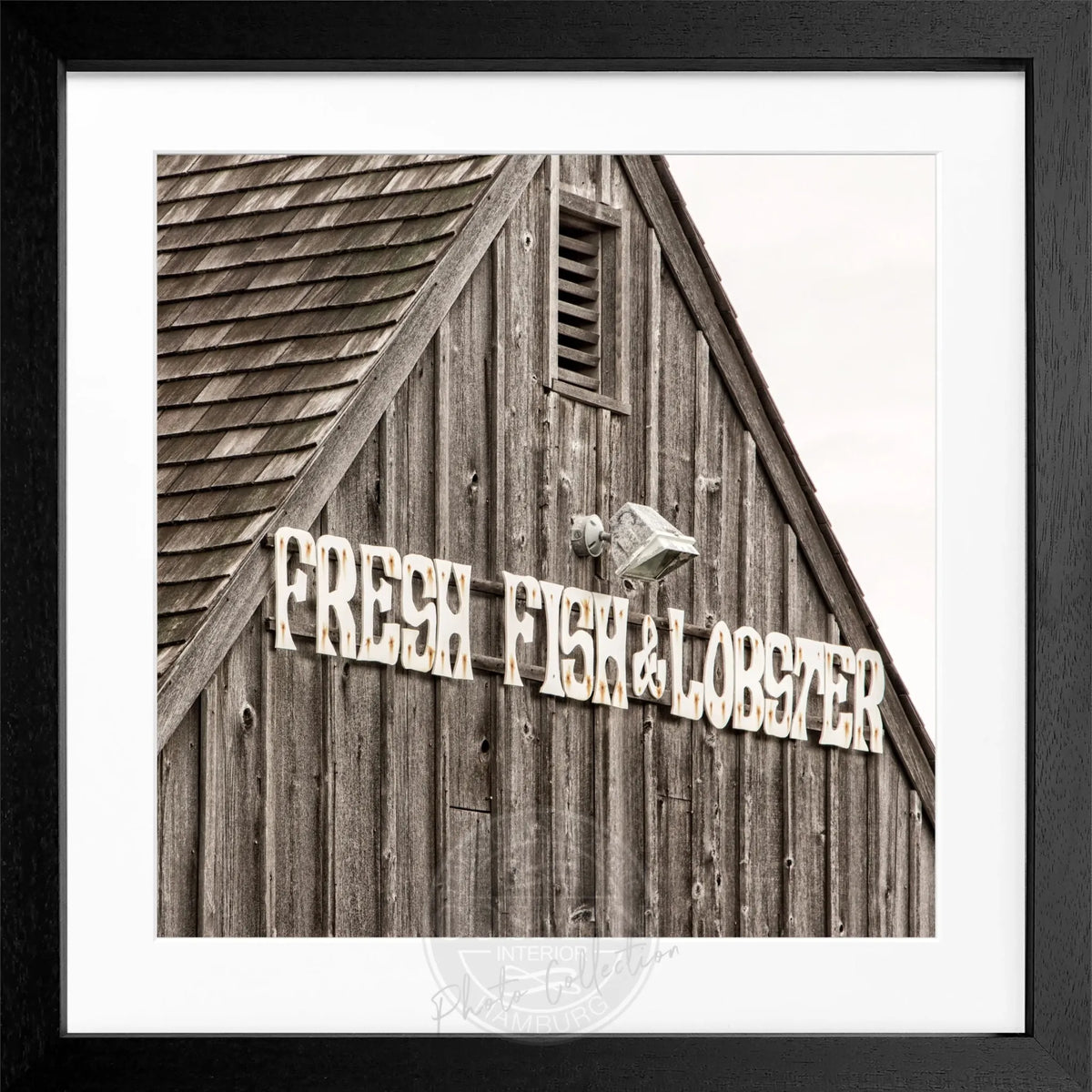 Schwarz-weiß Poster mit Rahmen, Hamptons Long Island ’Fresh Fish’ von Cosman-Photocollection, quadratisch 55x55 cm.