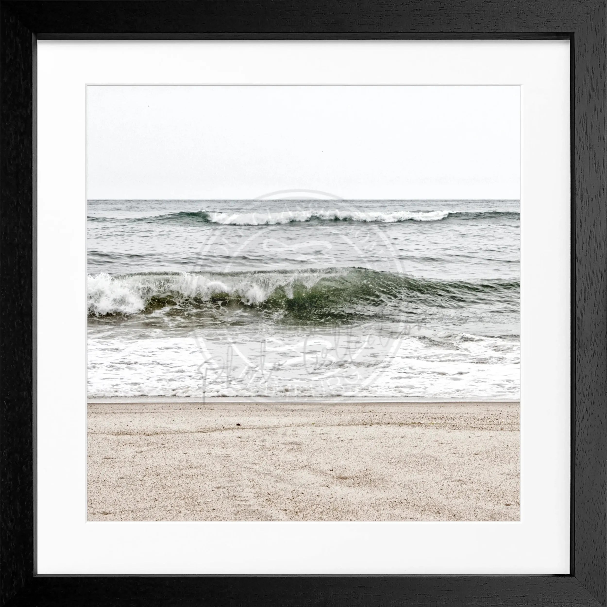 Schwarz-weiß Poster mit Rahmen, Hamptons Long Island ’Ocean’ von Cosman-Photocollection, quadratisch 55x55 cm.