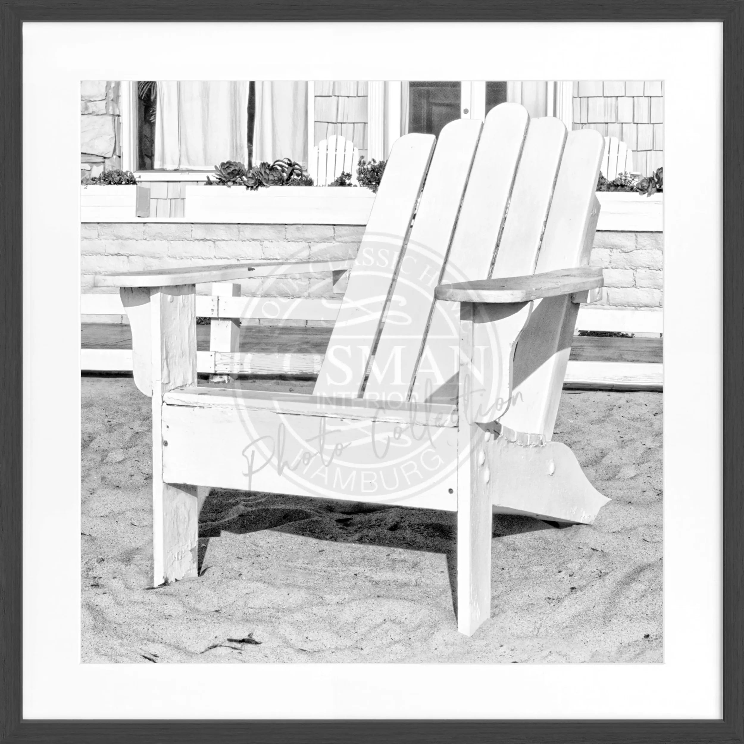 Schwarz-weißes Poster mit Rahmen von Cosman-Photocollection, Kalifornien Deckchair, quadratisches Format 55x55 cm, stilvolles Wandbild