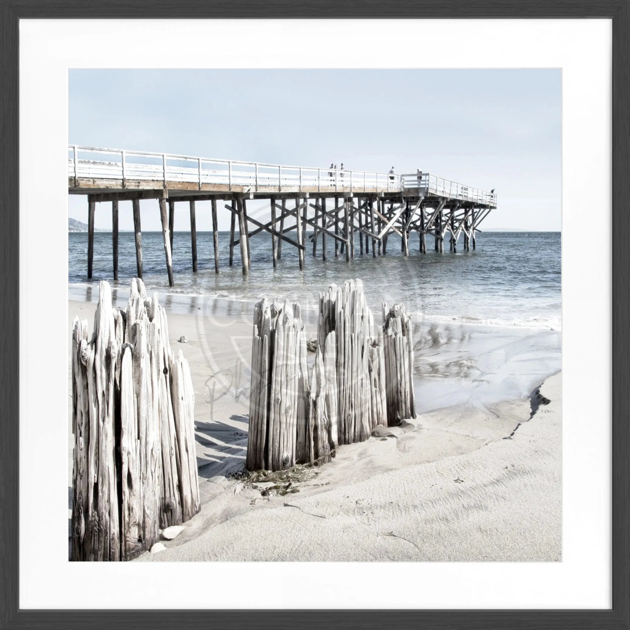 Schwarz-weißes Poster mit Rahmen von Cosman-Photocollection, Kalifornien Malibu Beach, quadratisch, 55x55 cm, Wanddekoration