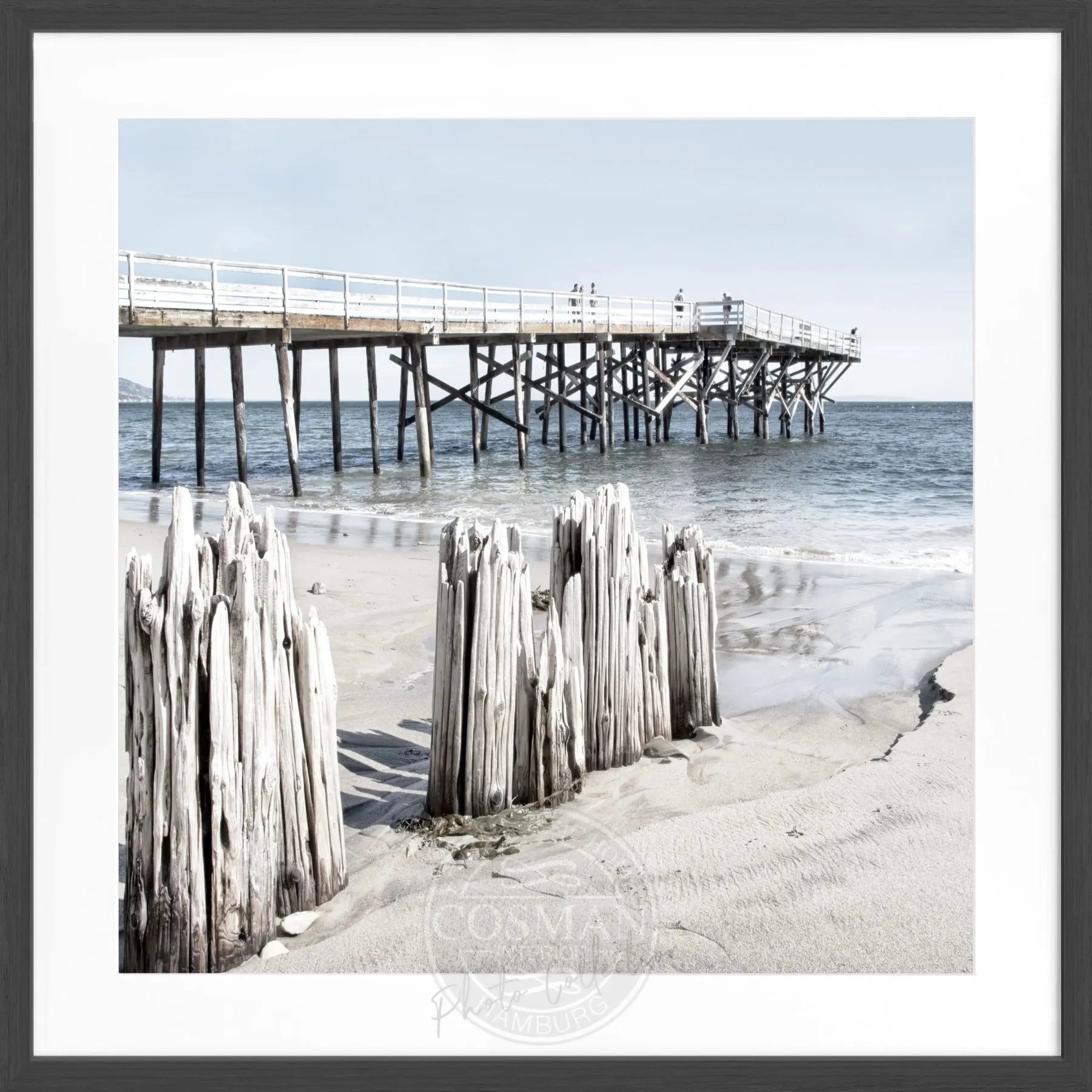 Schwarz-weißes Poster mit Rahmen von Cosman-Photocollection, Kalifornien Malibu Beach, quadratisch, 55x55 cm, Wanddekoration