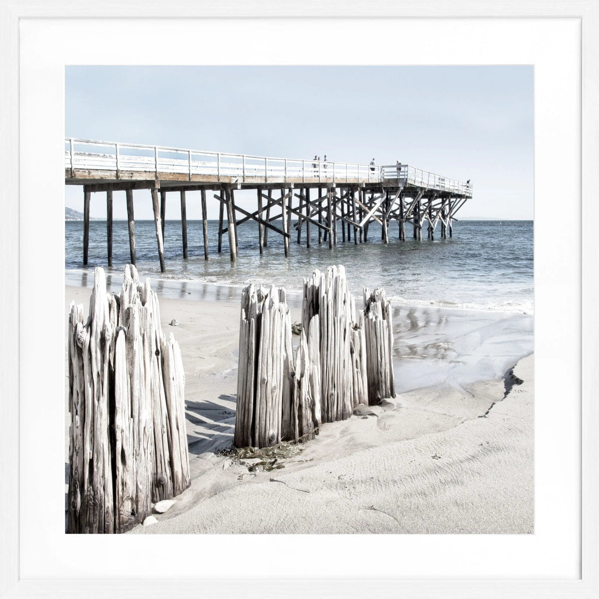 Schwarz-weiß Poster mit Rahmen von Kalifornien Malibu Beach, quadratisch, 55x55cm, von Cosman-Photocollection