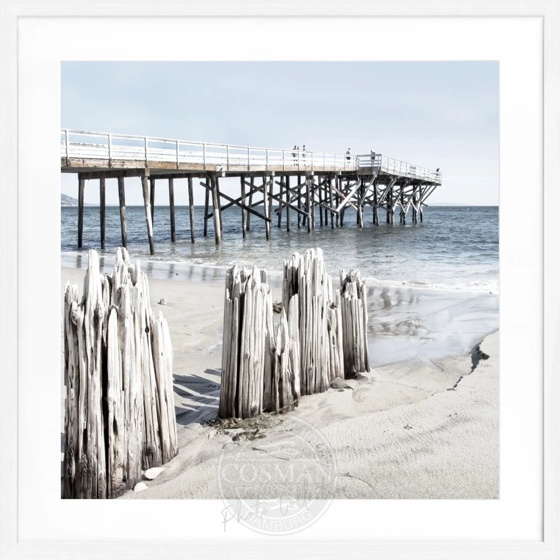 Schwarz-weiß Poster mit Rahmen von Kalifornien Malibu Beach, quadratisch, 55x55cm, von Cosman-Photocollection