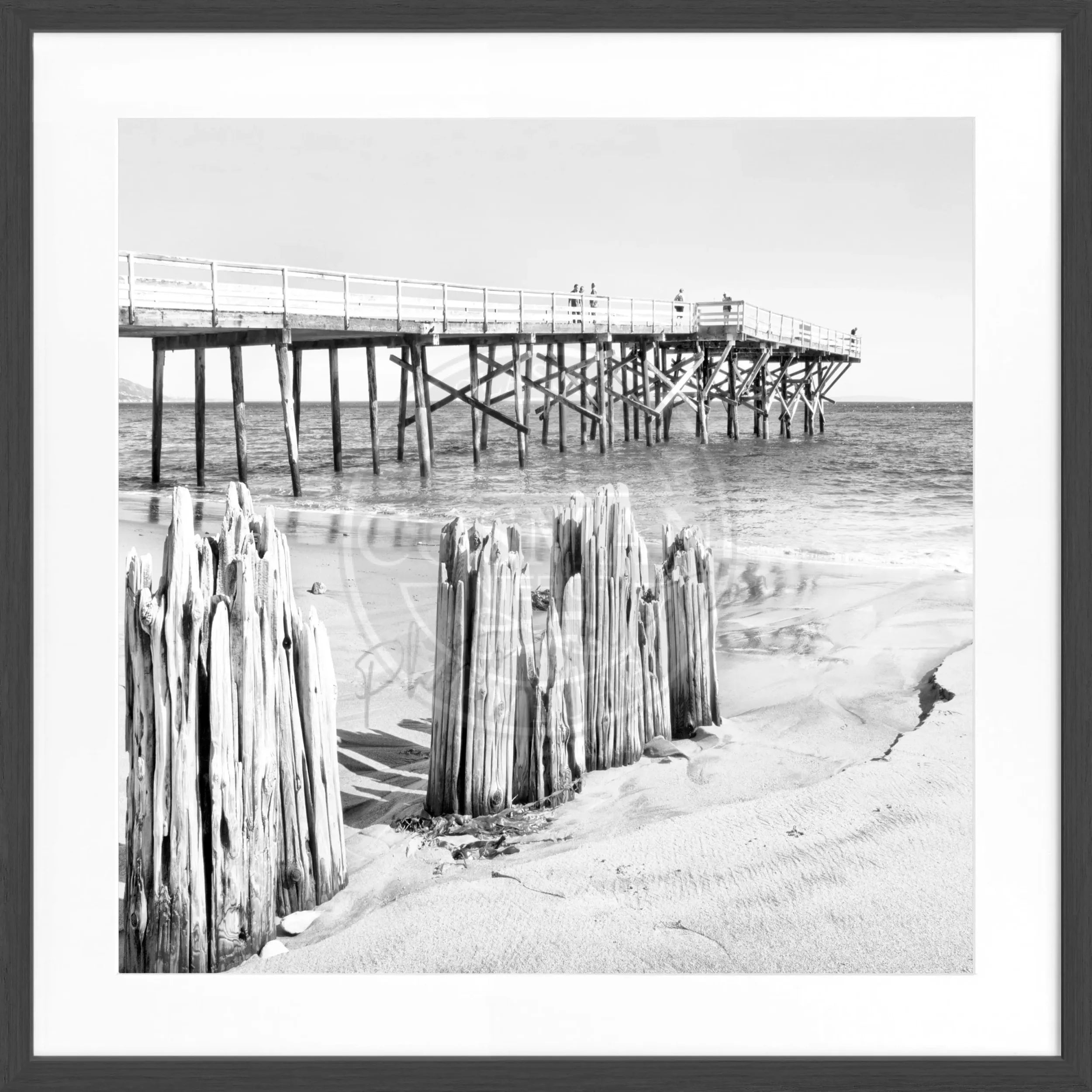 Schwarzes und weißes Poster mit Rahmen, Kalifornien Malibu Beach Motiv, quadratisch, 55x55 cm, von Cosman-Photocollection