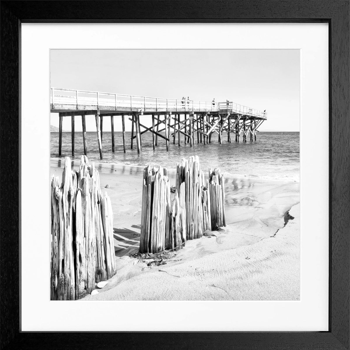 Schwarz-weißes Poster mit Rahmen, Kalifornien Malibu Beach, quadratisches Format, von Cosman-Photocollection