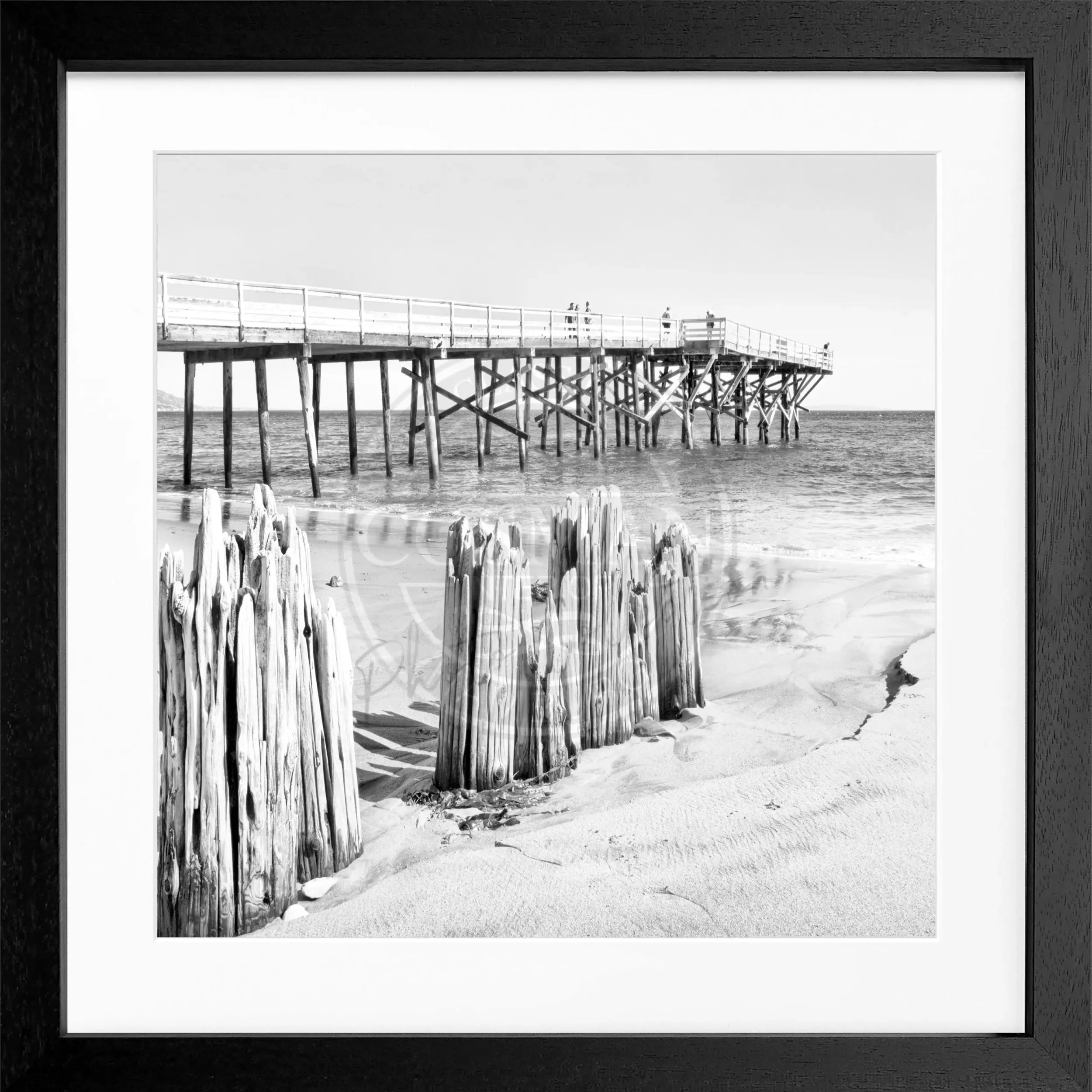 Schwarz-weißes Poster mit Rahmen, Kalifornien Malibu Beach, quadratisches Format, von Cosman-Photocollection