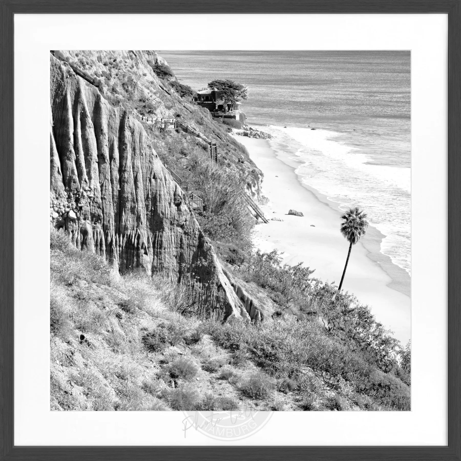 Schwarz-weiß Poster mit Rahmen von Kalifornien Malibu, quadratisch, 55x55cm, von Cosman-Photocollection, Wanddekoration
