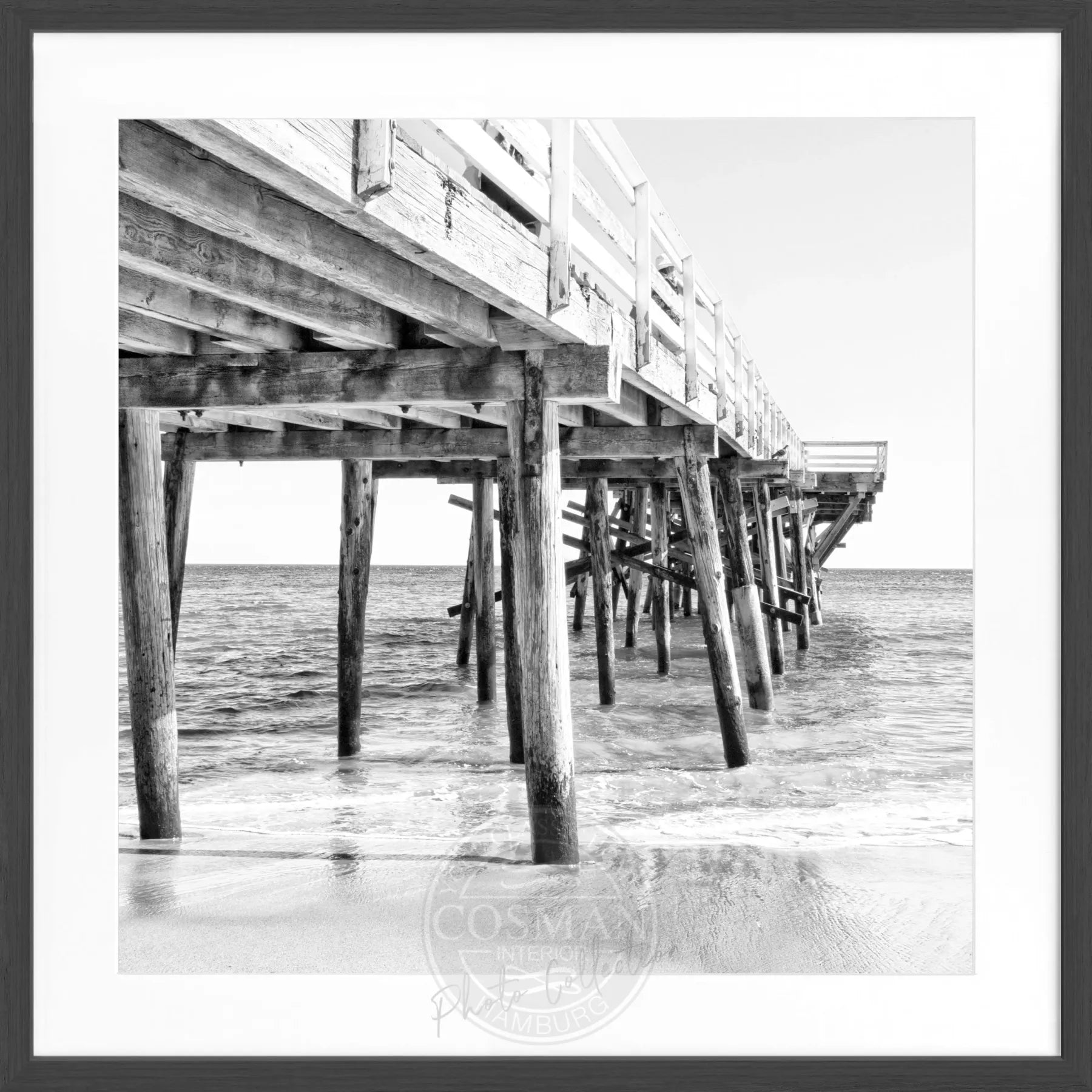 Schwarz-weiß Poster mit Rahmen von Malibu Pier in Kalifornien, quadratisch, 55x55cm, von Cosman-Photocollection