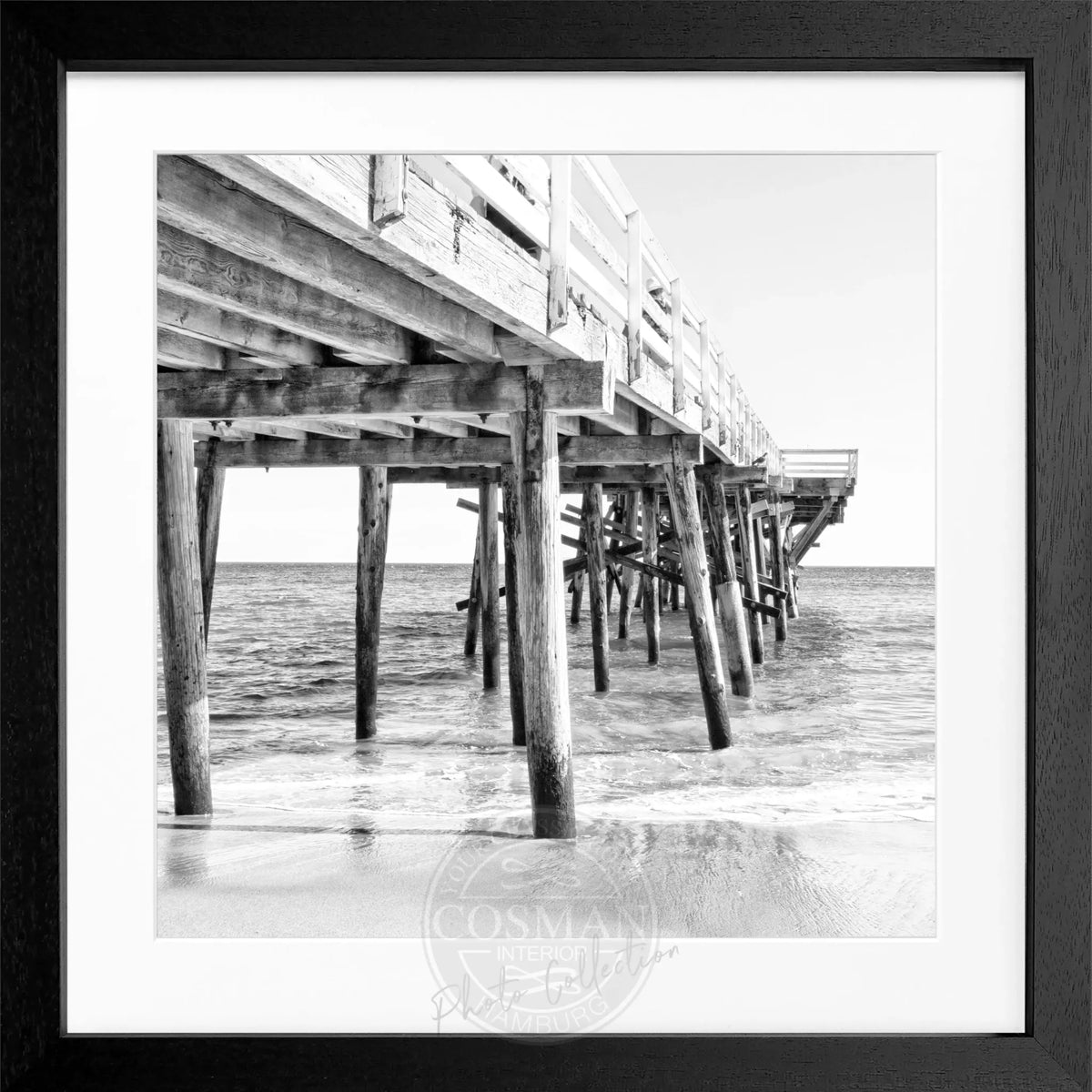 Schwarz-weiß Poster mit Rahmen von Cosman-Photocollection, Kalifornien Malibu Pier, quadratisch 55x55cm, maritime Strandaufnahme