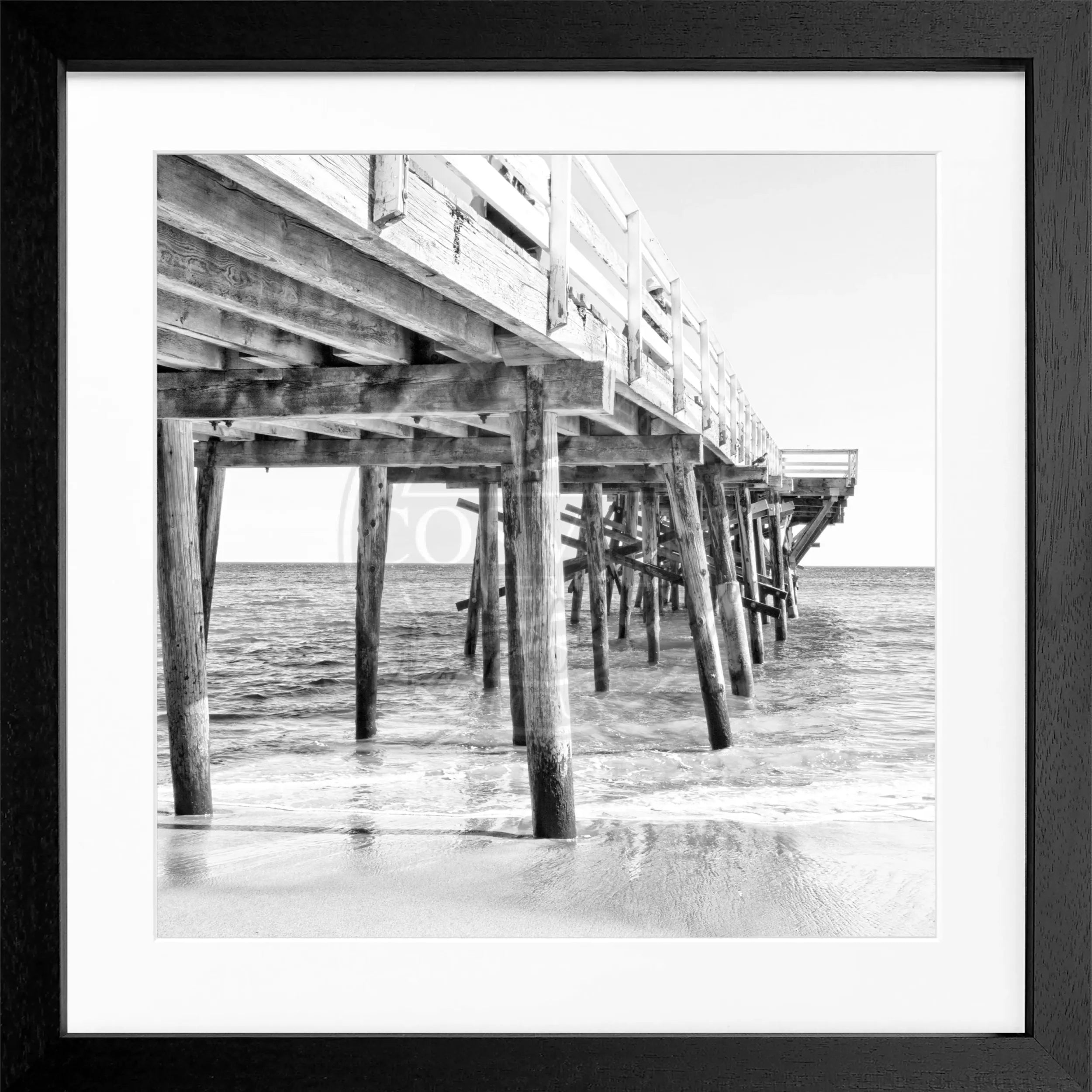 Schwarz-weiß Poster mit Rahmen von Cosman-Photocollection, Kalifornien Malibu Pier, quadratisch 55x55cm, maritime Strandaufnahme