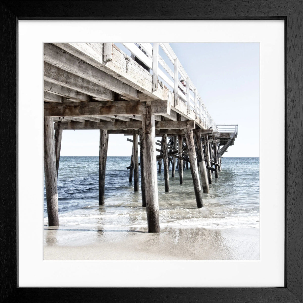 Schwarz-weiß Poster mit Rahmen von Cosman-Photocollection, Kalifornien Malibu Pier, quadratisch 55x55 cm, Wanddekoration
