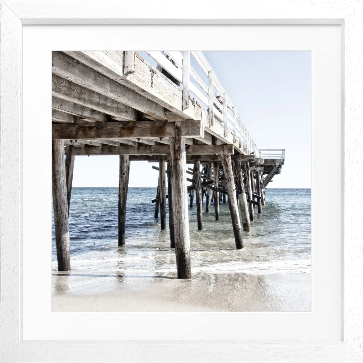 Schwarz-weiß Poster von Malibu Pier in Kalifornien, gerahmt, im quadratischen Format, von Cosman-Photocollection.