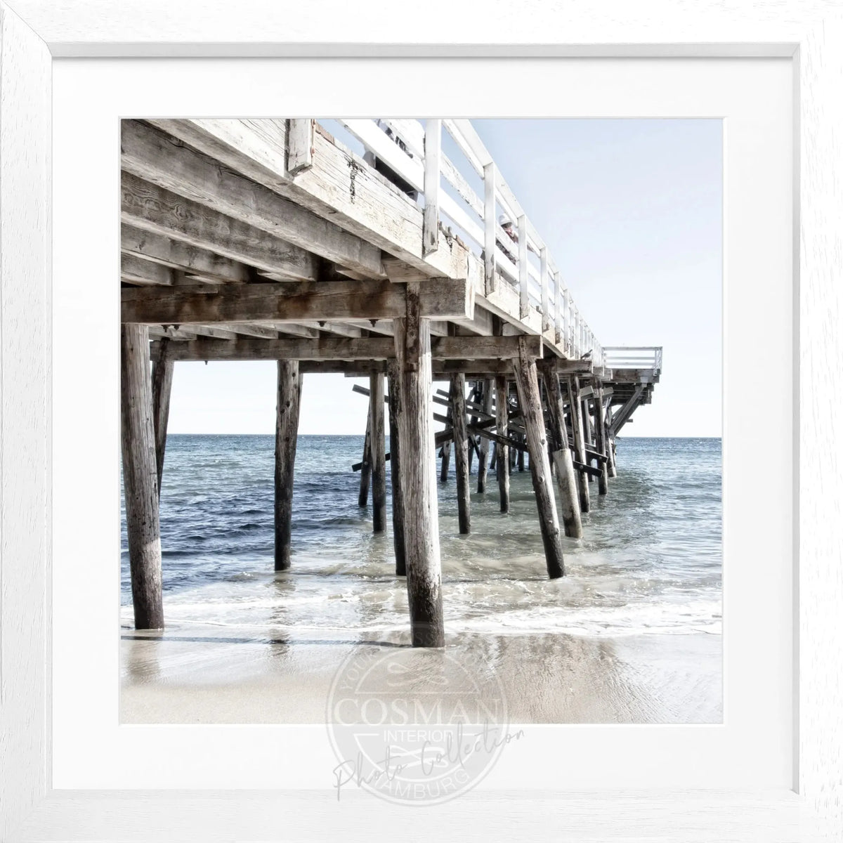 Schwarz-weiß Poster von Malibu Pier in Kalifornien, gerahmt, im quadratischen Format, von Cosman-Photocollection.