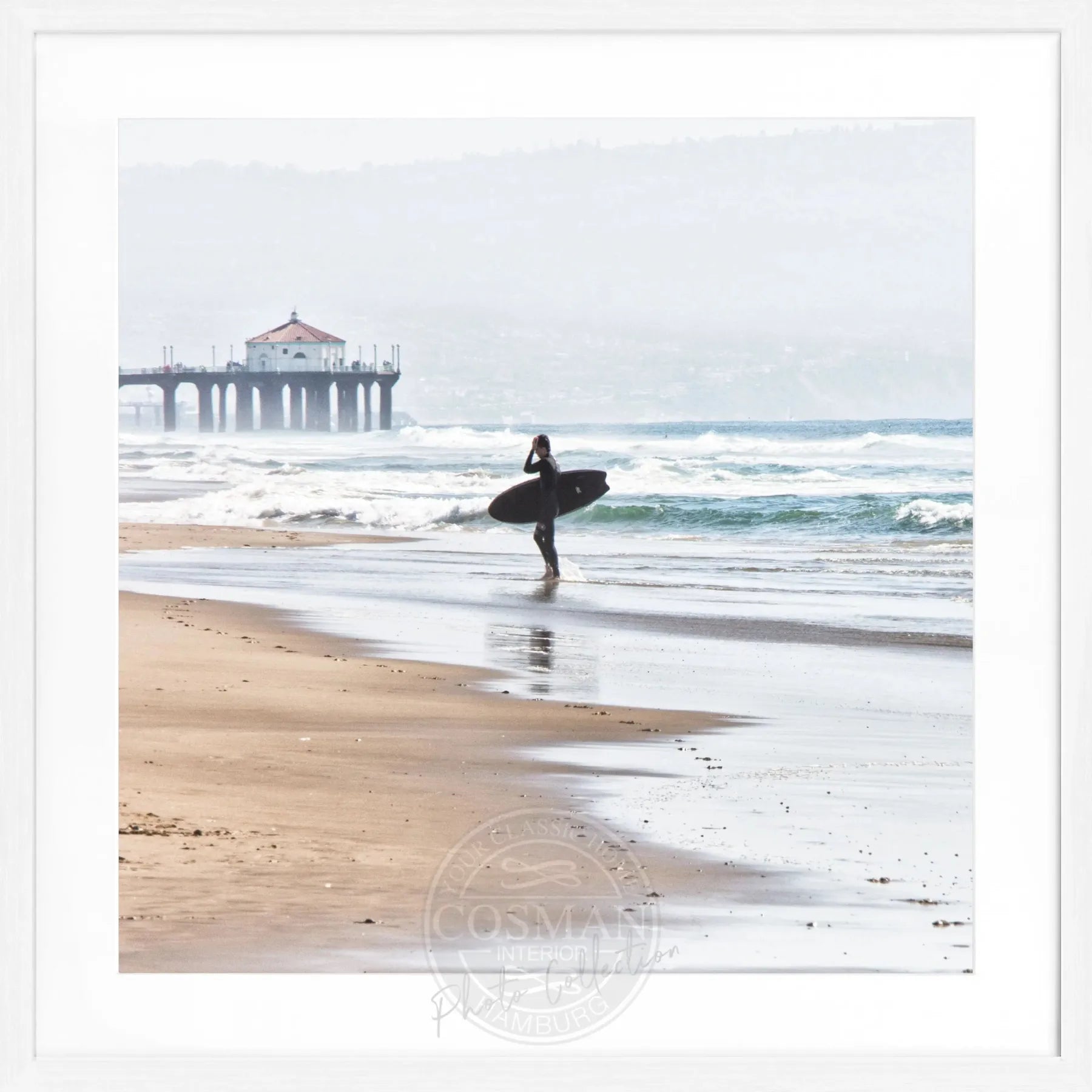 Schwarz-weiß Poster mit Rahmen, Kalifornien Manhattan Beach Surfer Motiv, quadratisch 55x55cm, von Cosman-Photocollection