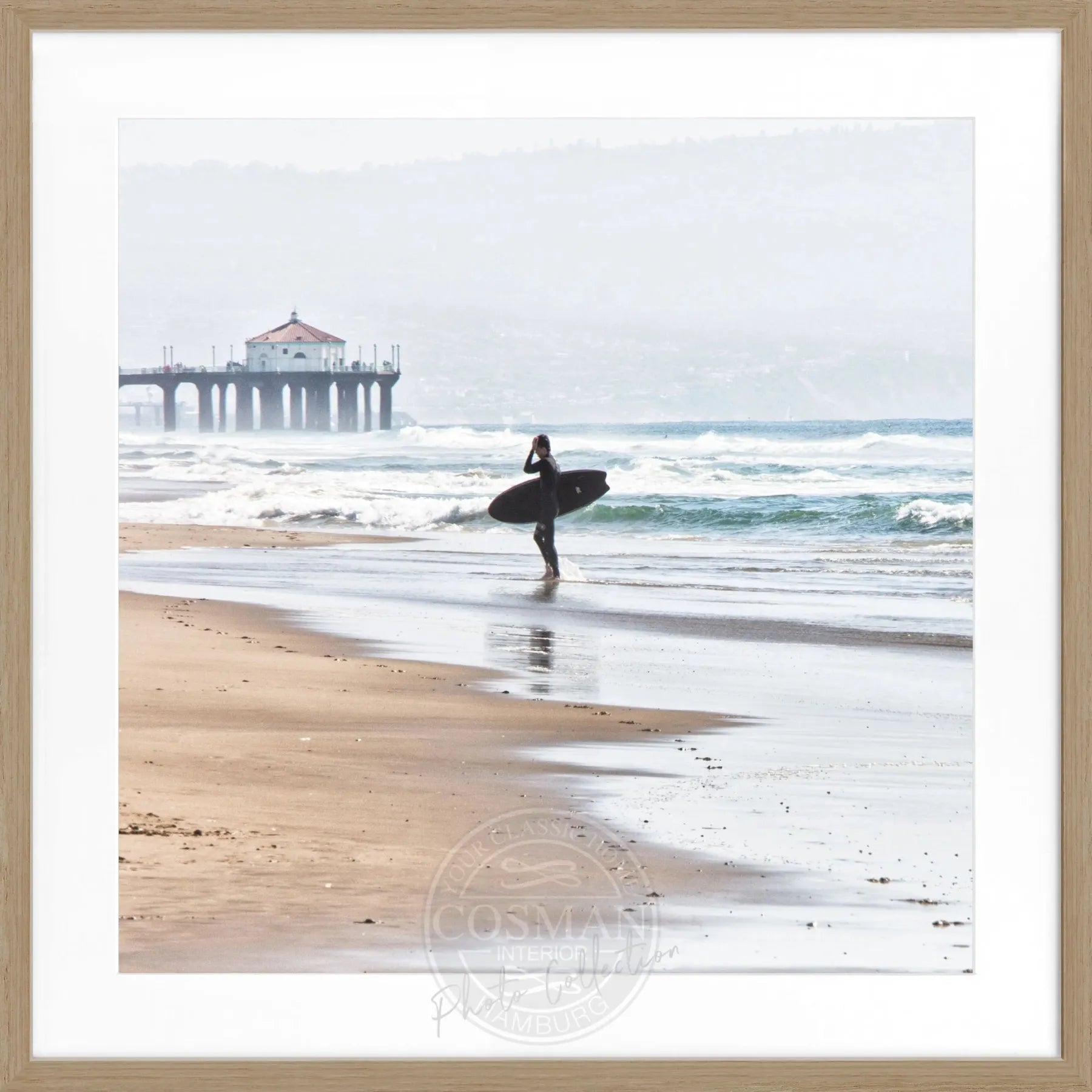 Schwarz-weiß Poster mit Rahmen, Kalifornien Manhattan Beach Surfer Motiv, quadratisch, 55x55cm, von Cosman-Photocollection