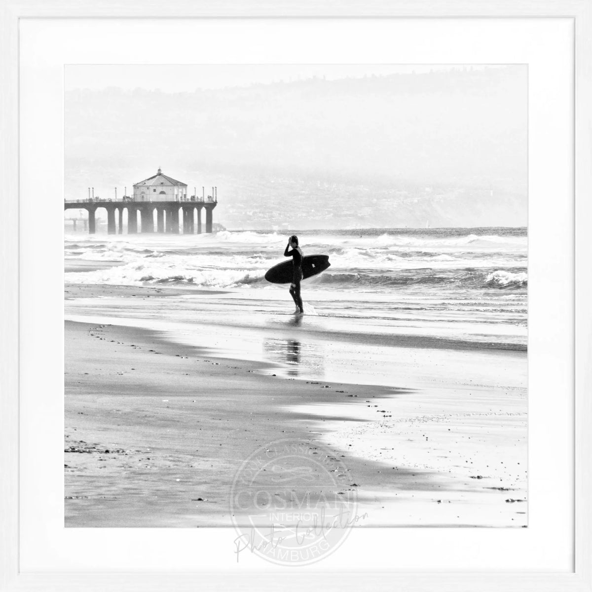 Schwarz-weiß Poster mit Rahmen von Cosman-Photocollection, Kalifornien Manhattan Beach Surfer, quadratisch 55x55cm.