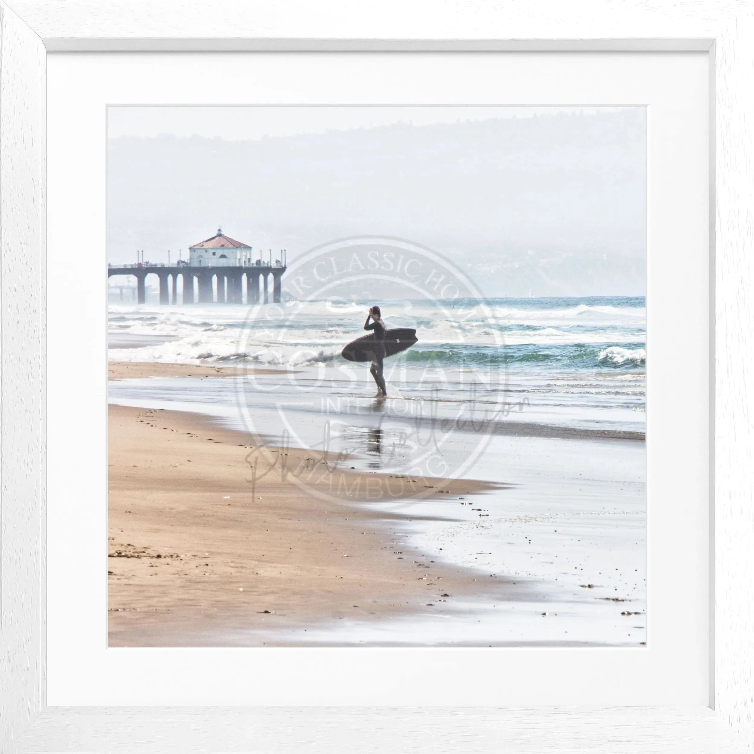 Schwarz-weiß Poster mit Rahmen, Kalifornien Manhattan Beach Surfer Motiv, 55x55cm, von Cosman-Photocollection