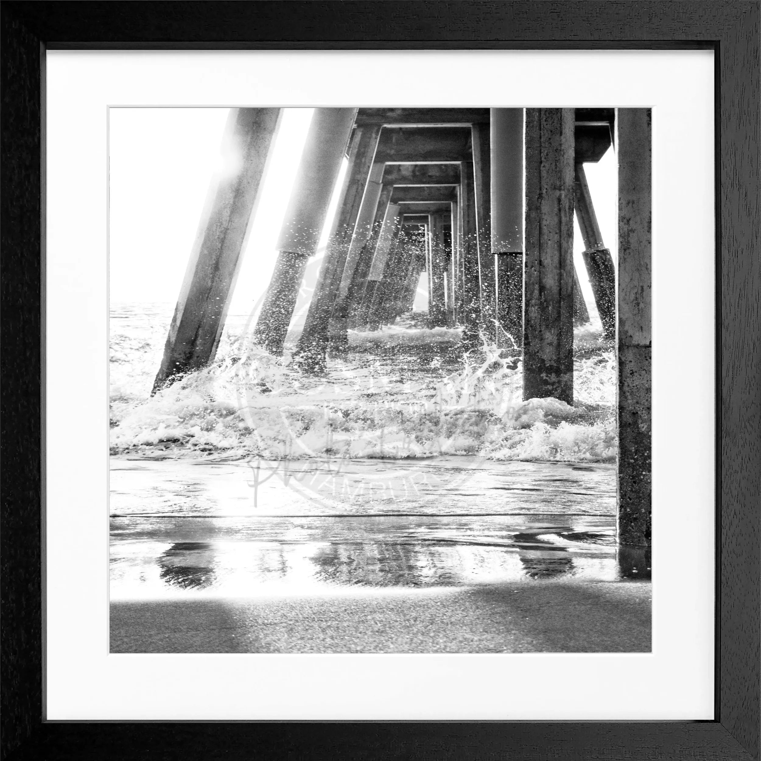 Schwarz-weiß Poster mit Rahmen von Cosman-Photocollection, Kalifornien Pier Motiv, quadratisch 55x55cm