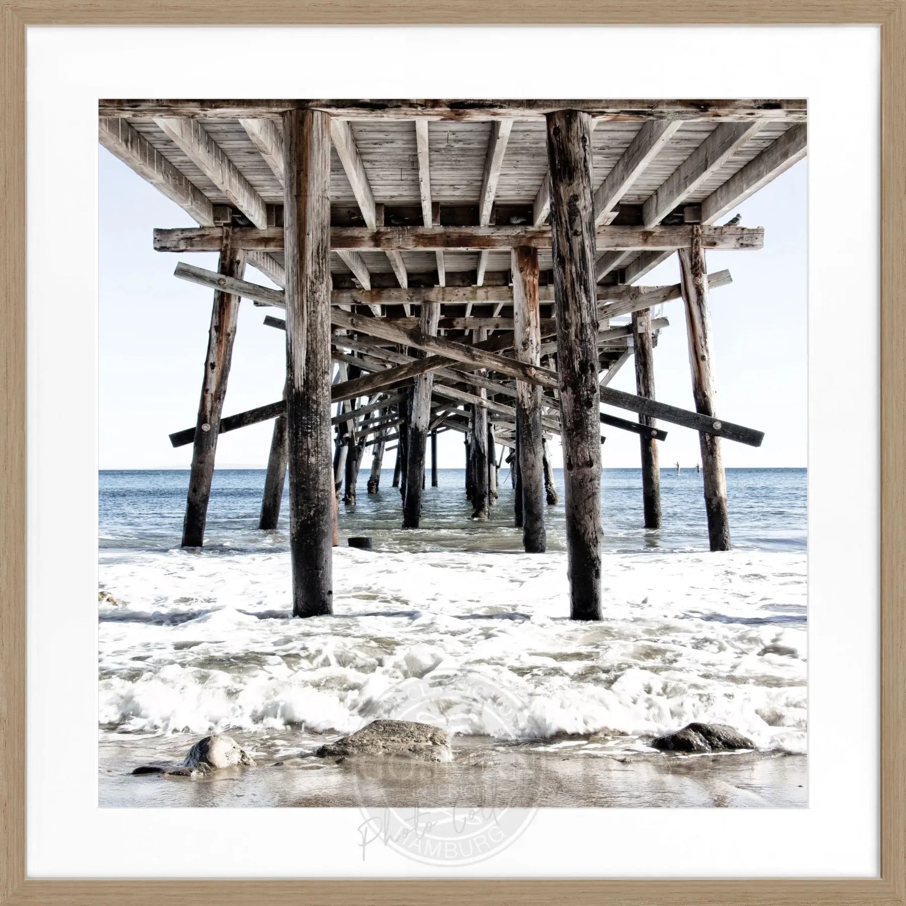 Schwarz-weiß Poster mit Rahmen von Kalifornien ’Pier’ von Cosman-Photocollection, quadratisch, 55x55cm, Motiv mit Pier.