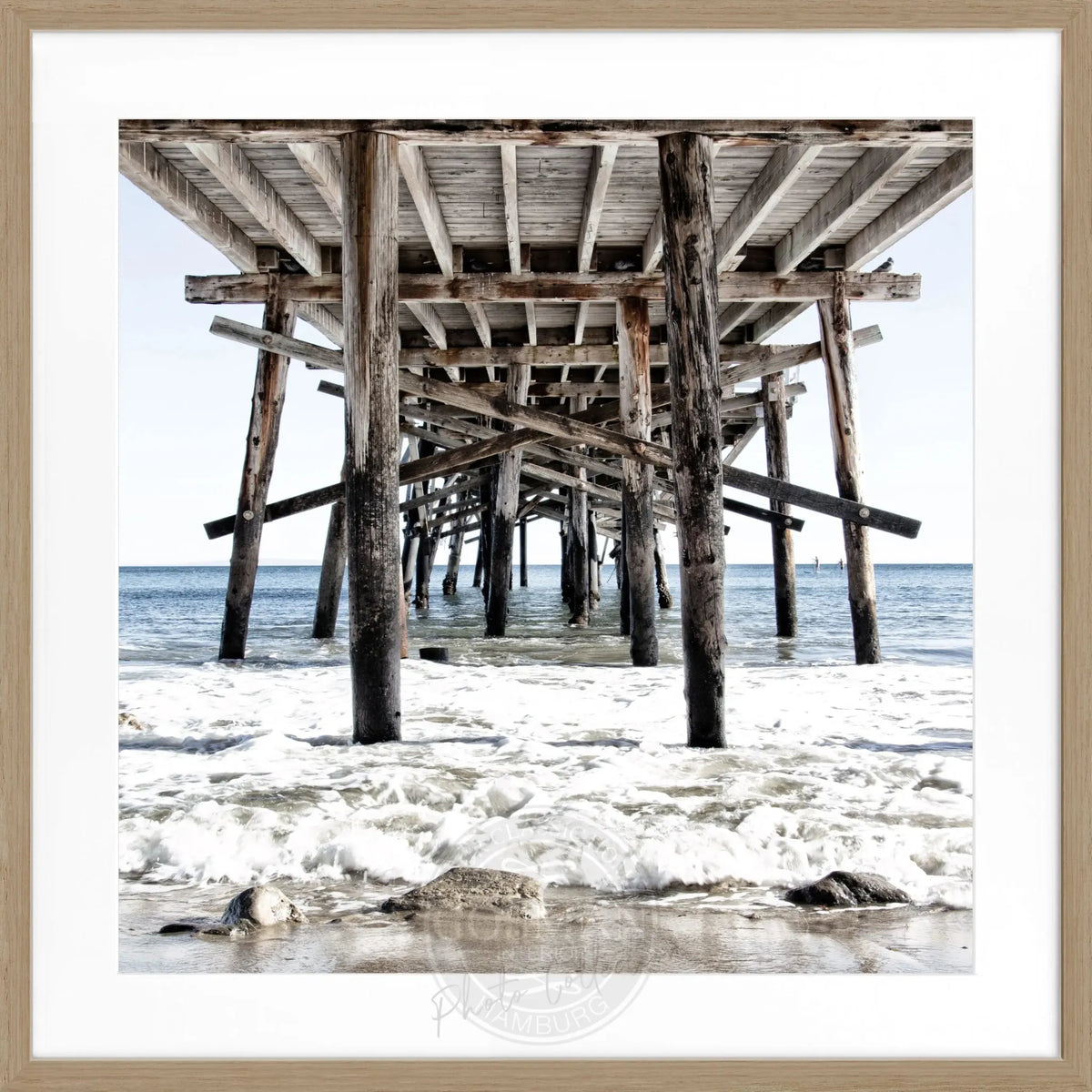 Schwarz-weiß Poster mit Rahmen von Kalifornien ’Pier’ von Cosman-Photocollection, quadratisch, 55x55cm, Motiv mit Pier.