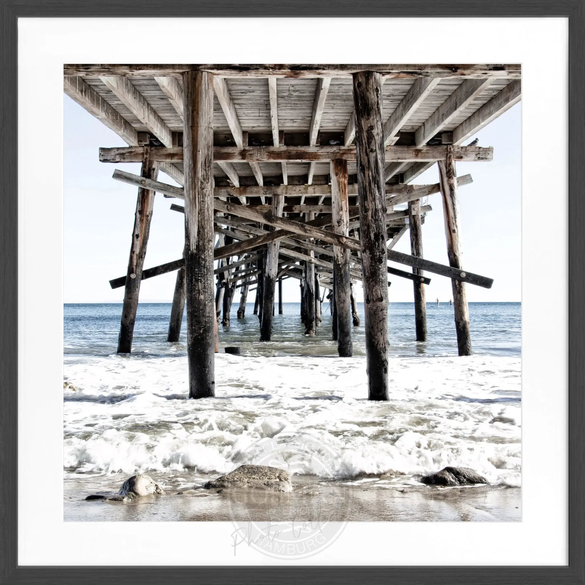 Schwarz-weiß Poster mit Rahmen von Kalifornien ’Pier’, quadratisch 55x55cm, von Cosman-Photocollection, urbanes Küstenmotiv