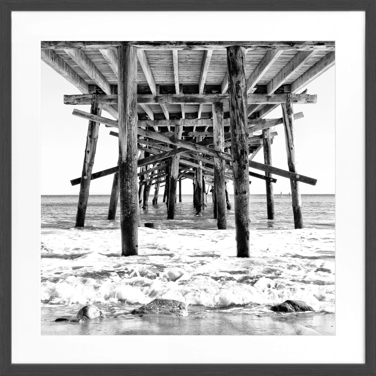 Schwarz-weiß Poster mit Rahmen von Kalifornien 'Pier' von Cosman-Photocollection, quadratisch, 55x55 cm, maritime Stadtansicht