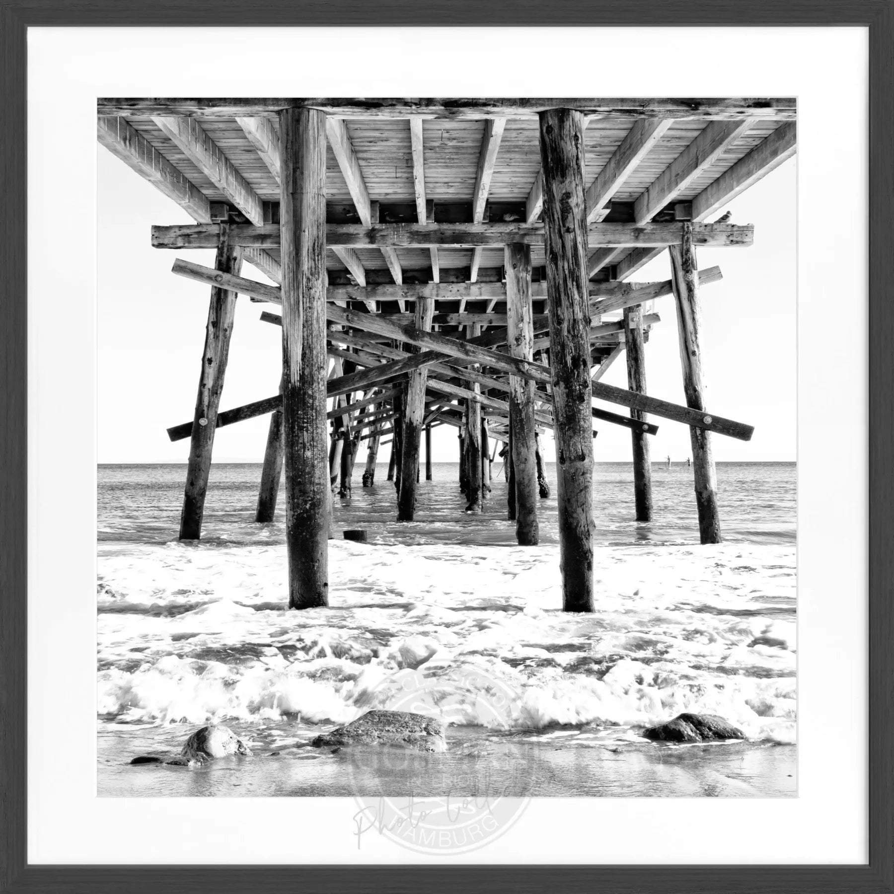 Schwarz-weiß Poster mit Rahmen von Kalifornien 'Pier' von Cosman-Photocollection, quadratisch, 55x55 cm, maritime Stadtansicht