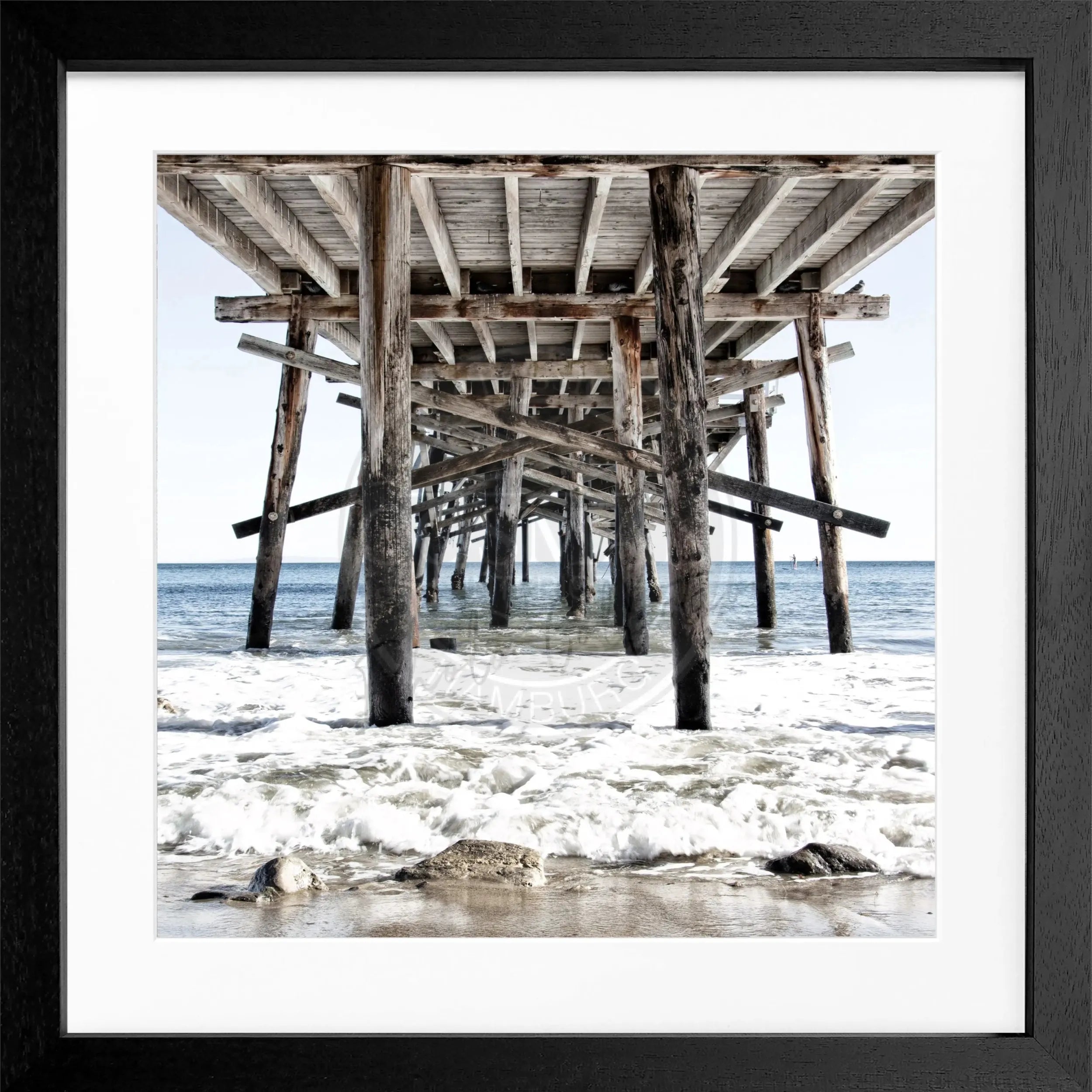 Schwarz-weiß Poster mit Rahmen von Kalifornien ’Pier’ von Cosman-Photocollection, quadratisch 55x55cm, maritime Küstenaufnahme