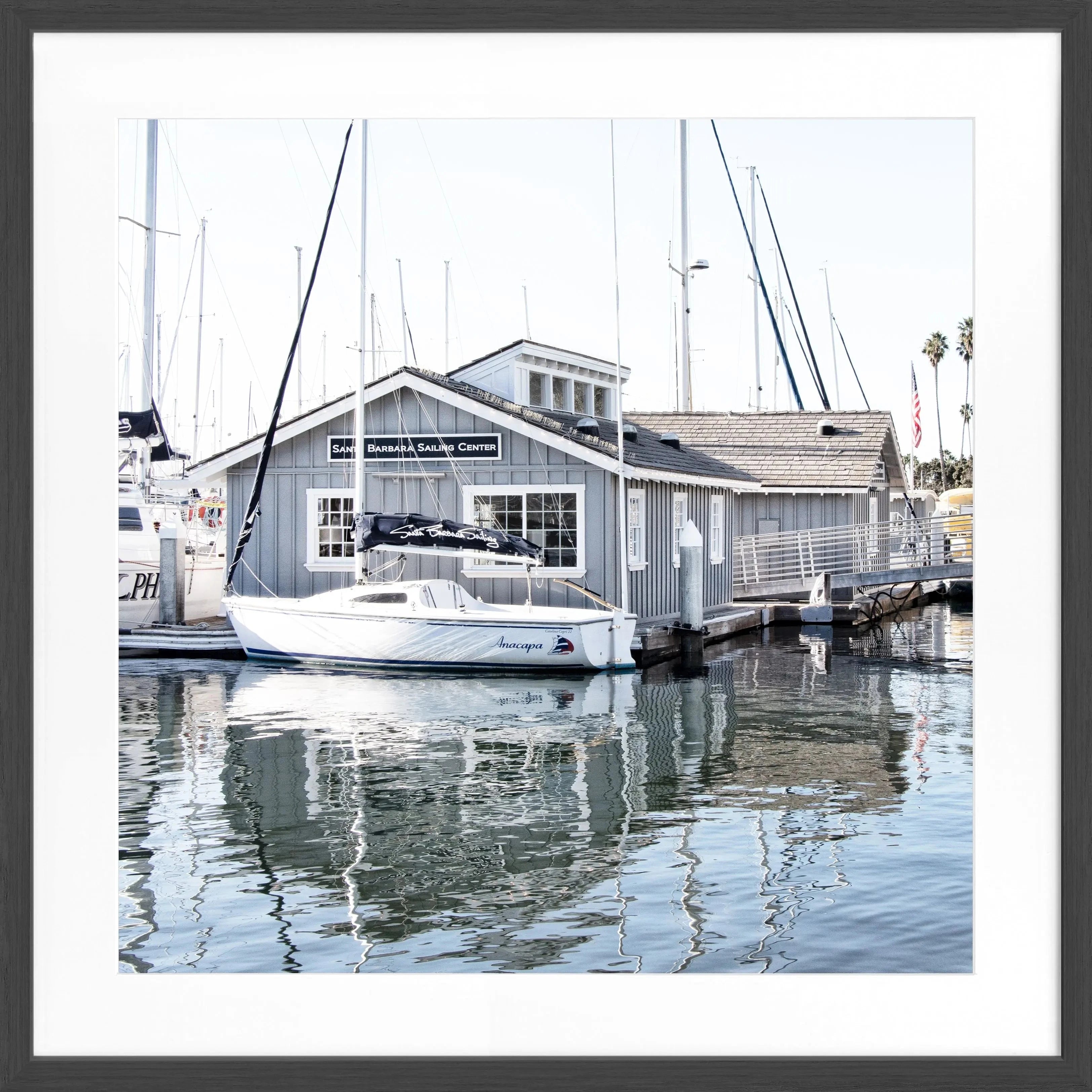 Schwarz-weiß Poster mit Rahmen von Cosman-Photocollection, Kalifornien Santa Barbara ’Boat House’, quadratisch 55x55 cm.