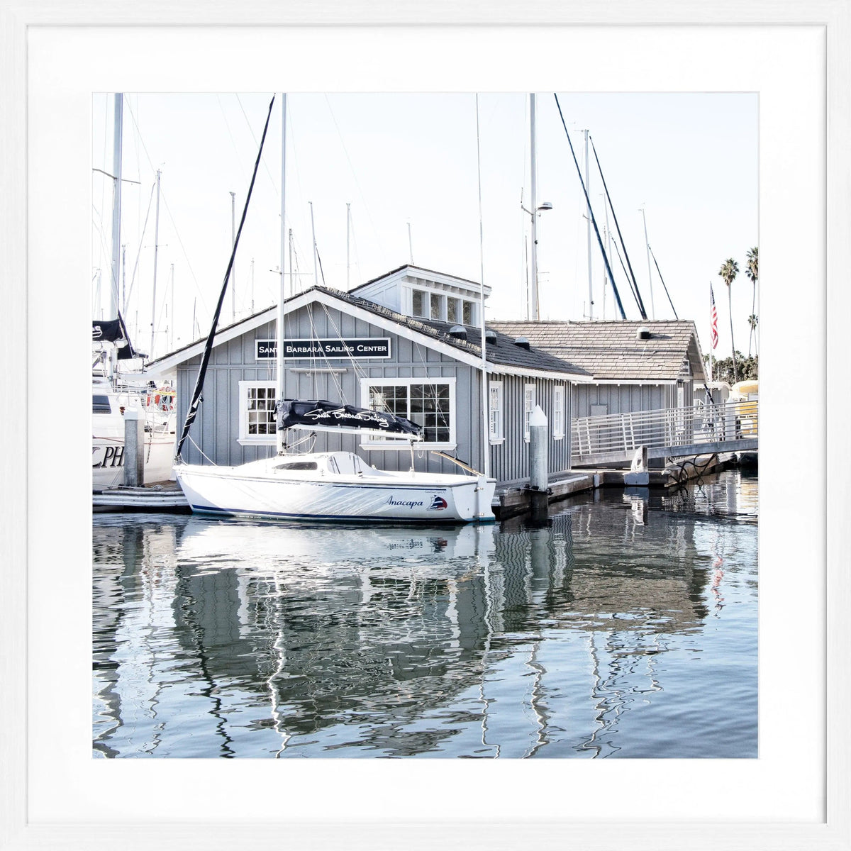 Schwarz-weiß Poster von Cosman-Photocollection mit Rahmen, zeigt das kalifornische Boat House in Santa Barbara, 55x55cm quadratisch.